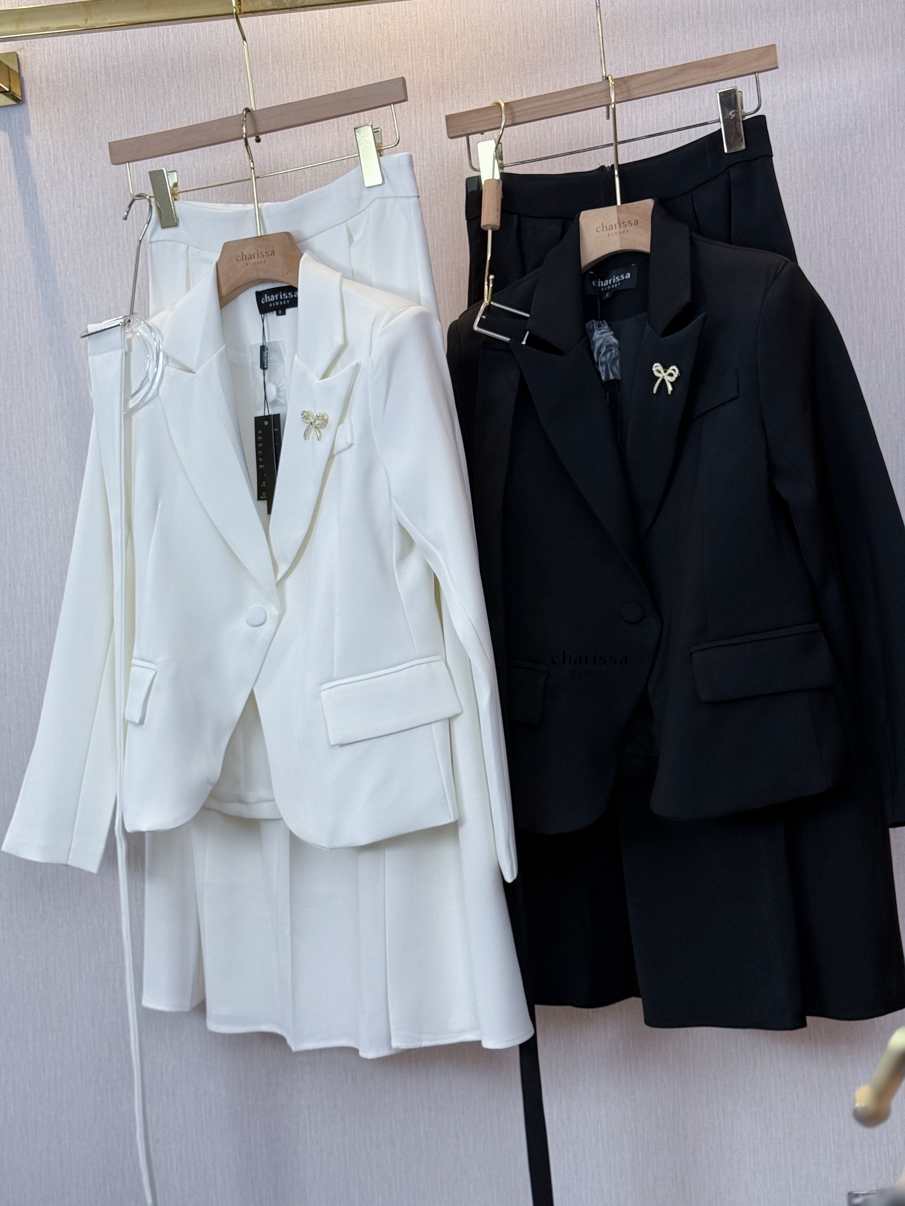 เซ็ท 4 ชิ้น :เสื้อสูท+กระโปรงยาว+เข็มขัด+เข็มกลัดโบว์