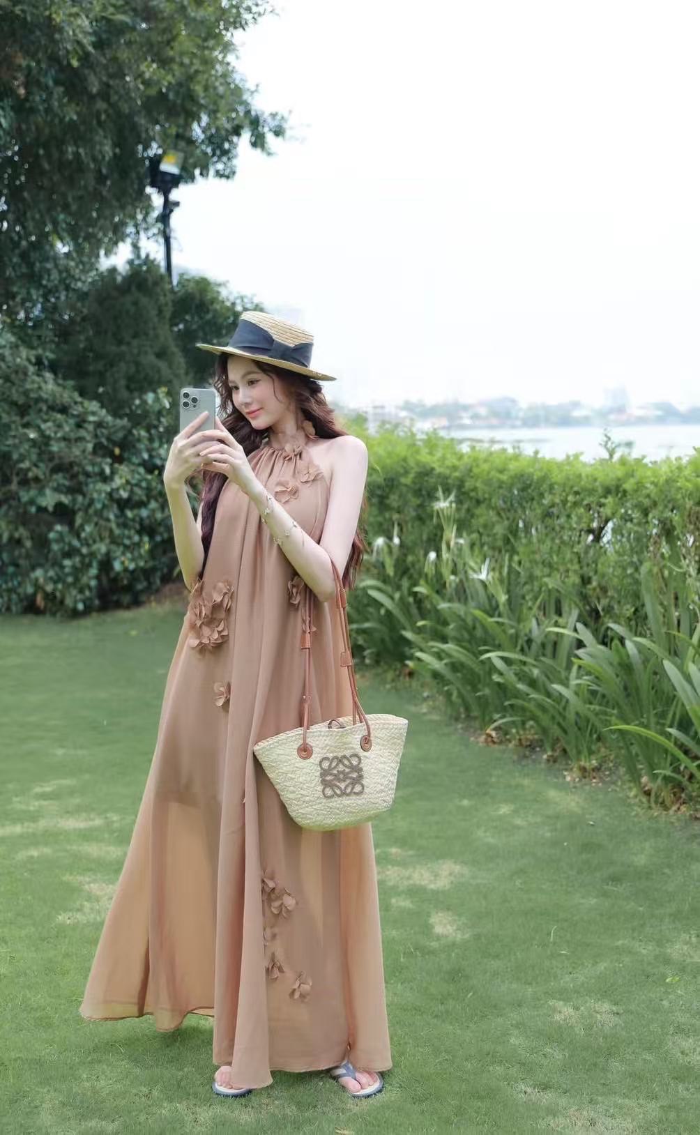 เดรสกระโปรงยาวคอตั้งสูงเล็กน้อย ทรงปล่อยใส่แบบโคร่งๆ สีสวยขับผิวสีผู้ดีมาก เนื้อผ้าเบาสบายเนื้อผ้าอย่างดี แต่งดอกไม้ป็อปอัฟตามชุดน่ารักมาก ใส่ได้ทุกโอกาสเลยค่ะ มีซับในอย่างดึไม่โป๊ผ้าไม่บาง ความยาวกำลังพอดีใส่กำลังสวย