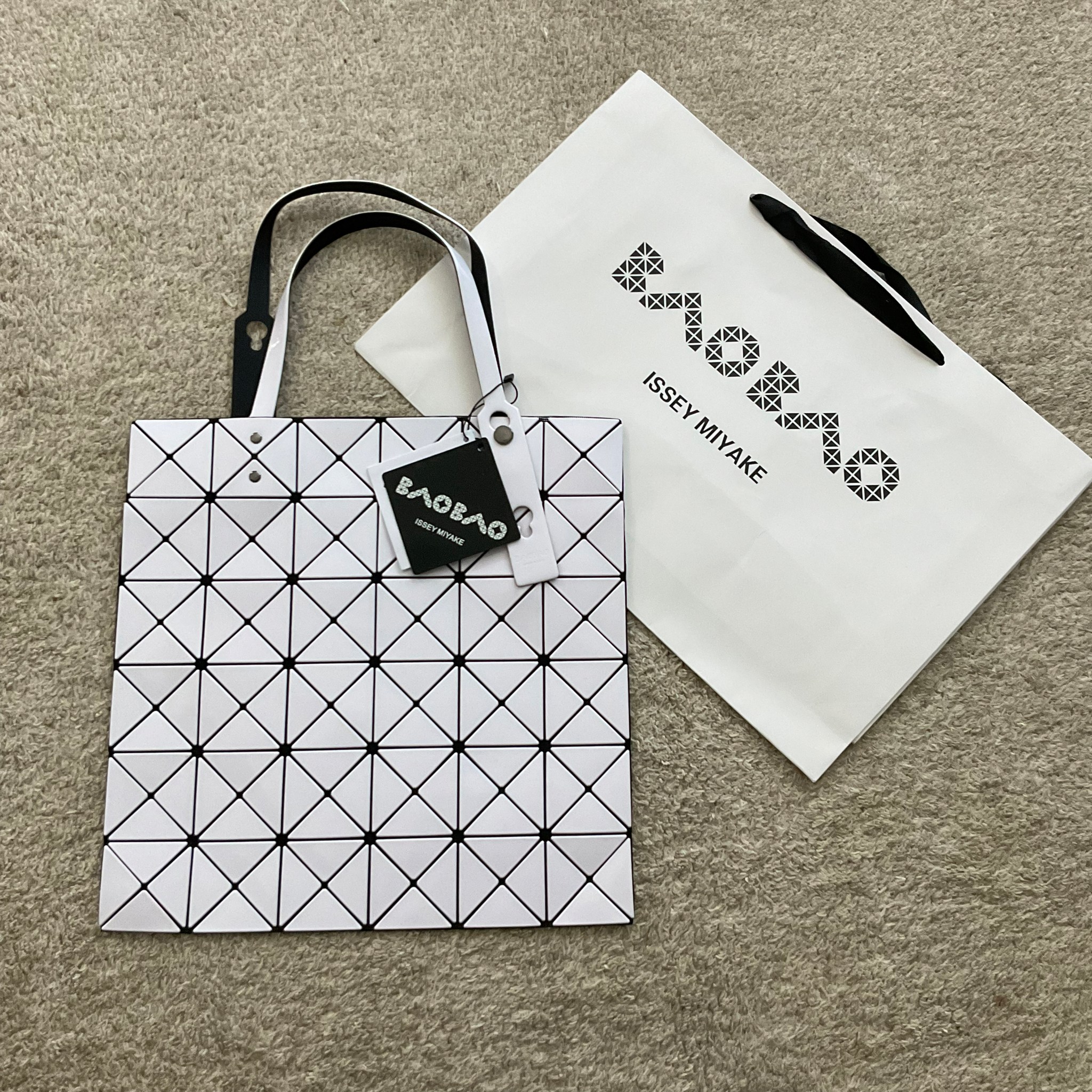 กระเป๋าทรงโท้ทใบใหญ่แบรนด์เนมเบาเบาอิสเซ่มิยาเกะสีขาว สีเงิน สีดำ BAO BAO ISSEY MIYAKE TOTE BAG (6x6)