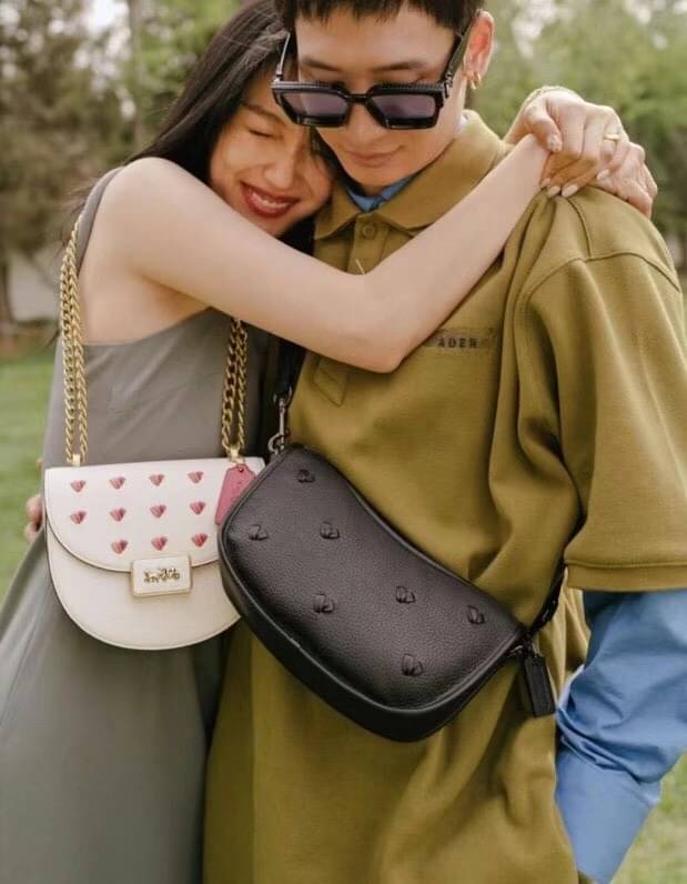 กระเป๋าสะพายไฮโซเก๋ๆ น่ารัก แบรนด์เนมโค้ชสีขาวครีมลายหัวใจสีชมพูหนังแท้สายโซ่อะไหล่ทอง COACH ALIE SADDLE BAG WITH HEART EMBROIDERY((C3922))