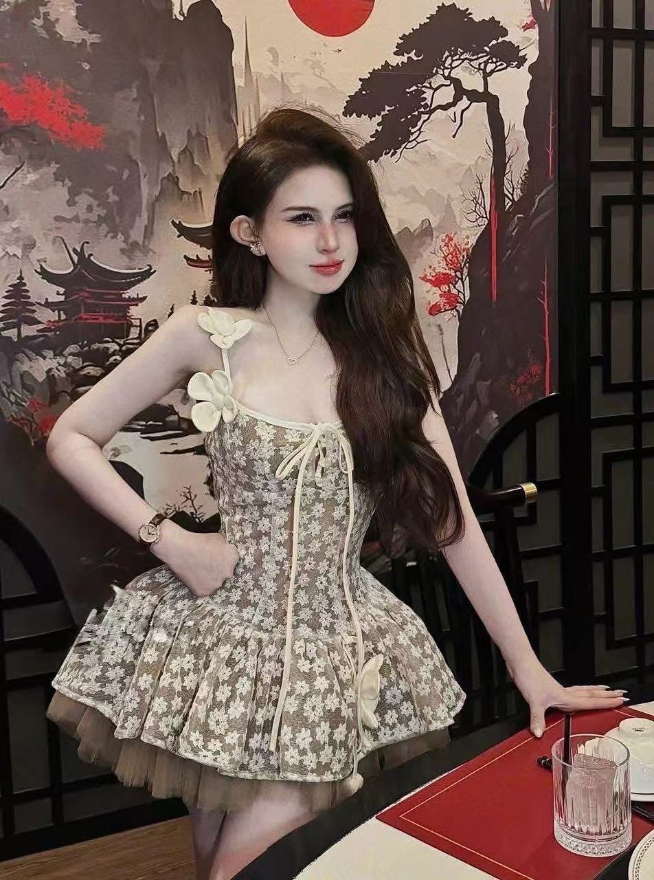 Details : Dress ชุดเดรสสายเดี่ยวสไตล์หวาน ตัวชุดตัดเย็บจากผ้าลูกไม้ลายดอกไม้สีขาวทั้งตัว ดีเทลตกแต่งด้วยริบบิ้นผูกไขว้ด้านหน้าเพิ่มความน่ารัก feminine มีดอกผ้าตกแต่งขนาดกลางบริเวณสายเดี่ยวและช่วงเอว