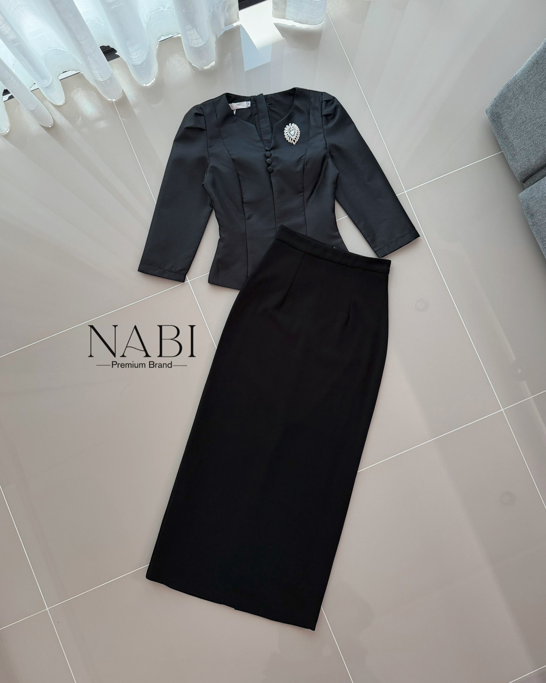 แบบไทย ดูผู้ดี กับเสื้อแขนสั้น 3ส่วน แต่งกระด้านหน้า มีฟองน้ำ ซับในเรียบร้อย งานซิบหลัง มาพร้อมกับเข็มกลัดเพชร ผ้าถุงสีดำ ผ้านุ่มนวล ใส่ซับในเรียบร้อย ดีเทลผ่าด้านหลัง งานซิบหลังสวมใส่ง่าย สวยแบบไทยออร่าพุ่ง สามารถใส่ไปวัด งานแต่งได้หมดเลยค่ะ ผ้าดี๊ดี ราค