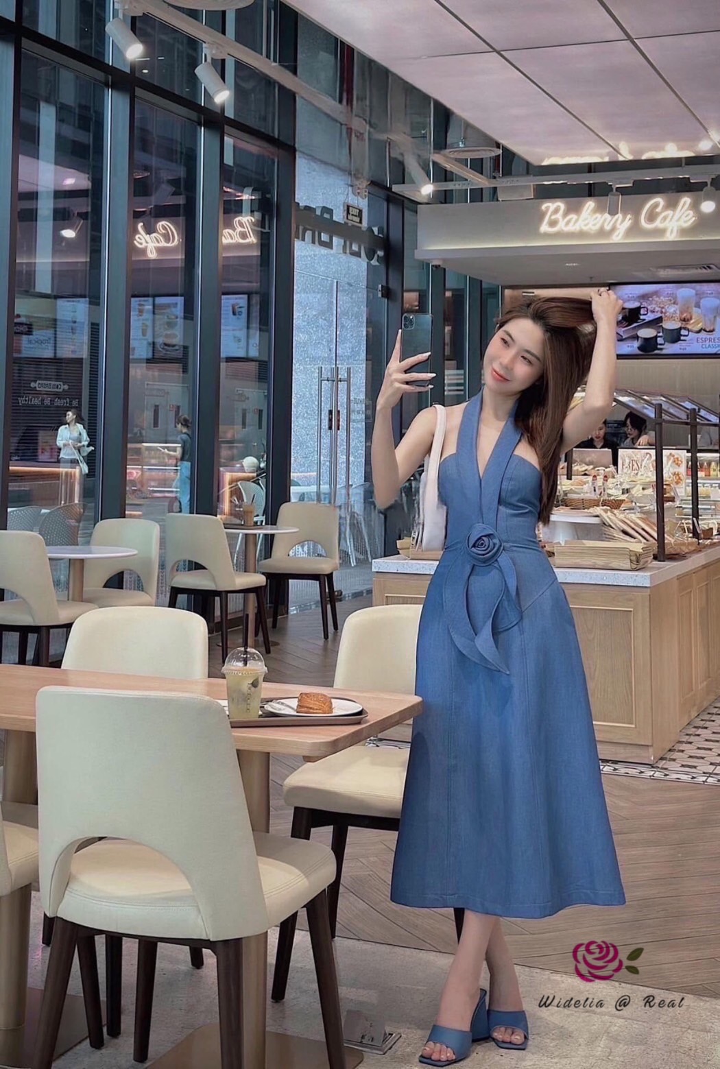 Maxi dress แม็กซี่เดรสตัวยาว อกเย็บดอกไม้ ซิปหลัง เนื้อผ้ายีนส์อย่างดี งานสวยมากๆค่ะชุดนี้ คัตติ้งเนี๊ยบเป๊ะ แนะนำเลย รับรองใส่ออกมาไม่ผิดหวังการันตีให้เลย บอกเลยห้ามพลาดเด็ดขาด งานดีงานสวยแน่นอน