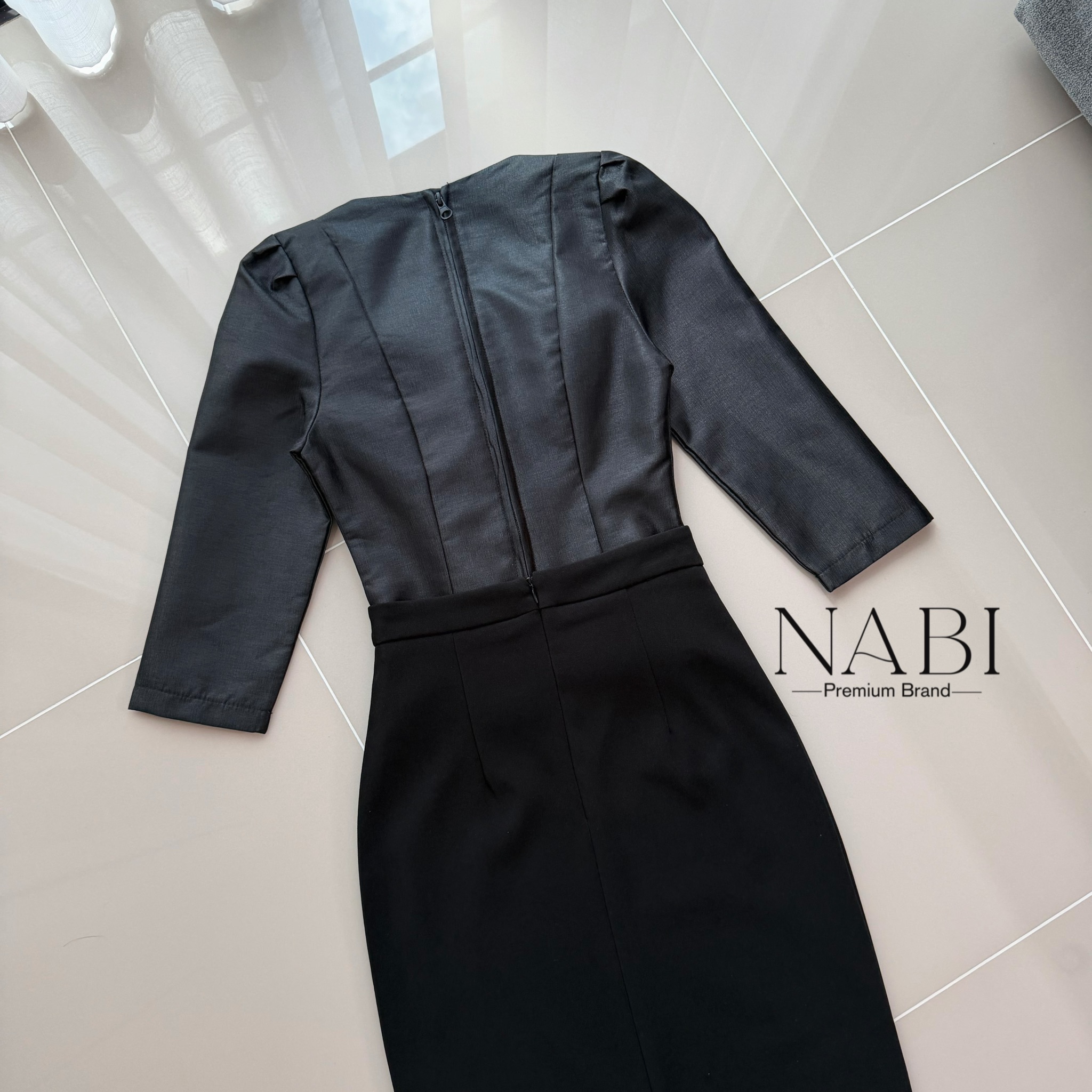 แบบไทย ดูผู้ดี กับเสื้อแขนสั้น 3ส่วน แต่งกระด้านหน้า มีฟองน้ำ ซับในเรียบร้อย งานซิบหลัง มาพร้อมกับเข็มกลัดเพชร ผ้าถุงสีดำ ผ้านุ่มนวล ใส่ซับในเรียบร้อย ดีเทลผ่าด้านหลัง งานซิบหลังสวมใส่ง่าย สวยแบบไทยออร่าพุ่ง สามารถใส่ไปวัด งานแต่งได้หมดเลยค่ะ ผ้าดี๊ดี ราค