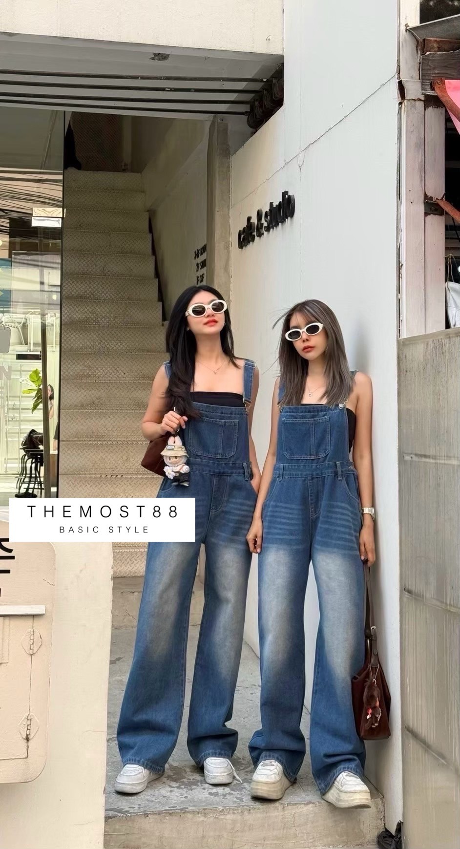 เอี๊ยมยีนส์ขายาว ทรงกระบอก เล่นดีเทลตรงช่วงด้านข้างเป็นซิปแบบใหม่มาก งานโทนสียีนส์แต่งเฟดที่แบบโครตจะถูกต้องอ่ะ ทรงเบสิค หั้ยลุคส์ เท่ห์ๆเกร๊ๆคิ้วท์ๆ ได้หมดเลย จะแมทช์กับเสื้อด้านในสไตล์ไหนก้อเข้ากัน สาวๆที่รักในการใส่เอี๊ยมยีนส์ไม่ควรพลาดกับรุ่นนี้เลยค๊า