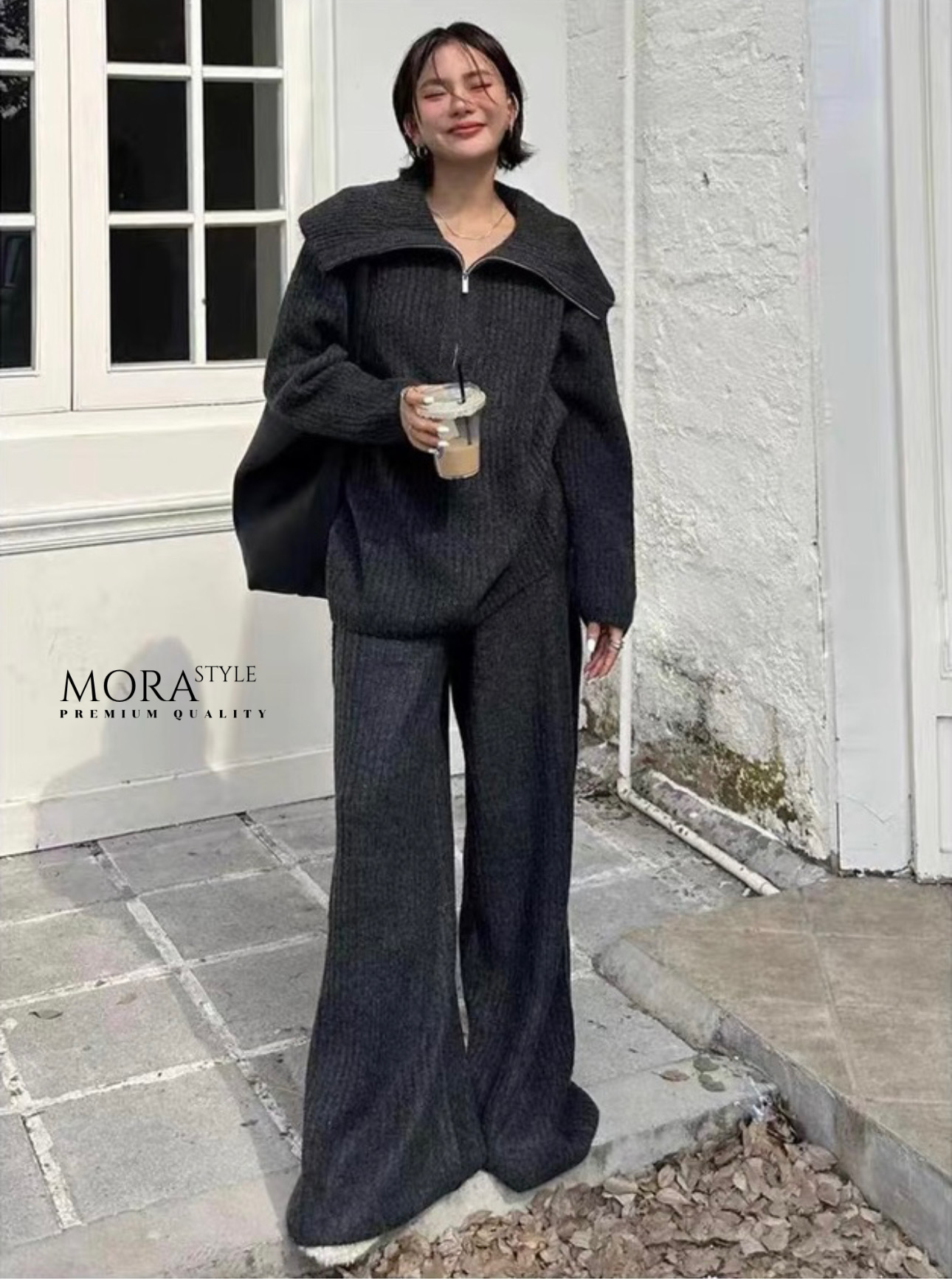 เซ็ท 2 ชิ้น เสื้อไหมพรมแขนยาวมีซิปรูดช่วงคอ มาพร้อมกับกางเกงขายาวผ้ายืดหยุ่นใส่สบาย เป็นงานไหมพรหมผ้าร่องทั้งเซ็ท เป็นอีกหนึ่งคอลเลคชั่นแนะนำสำหรับหนาวนี้เลยค่าาา