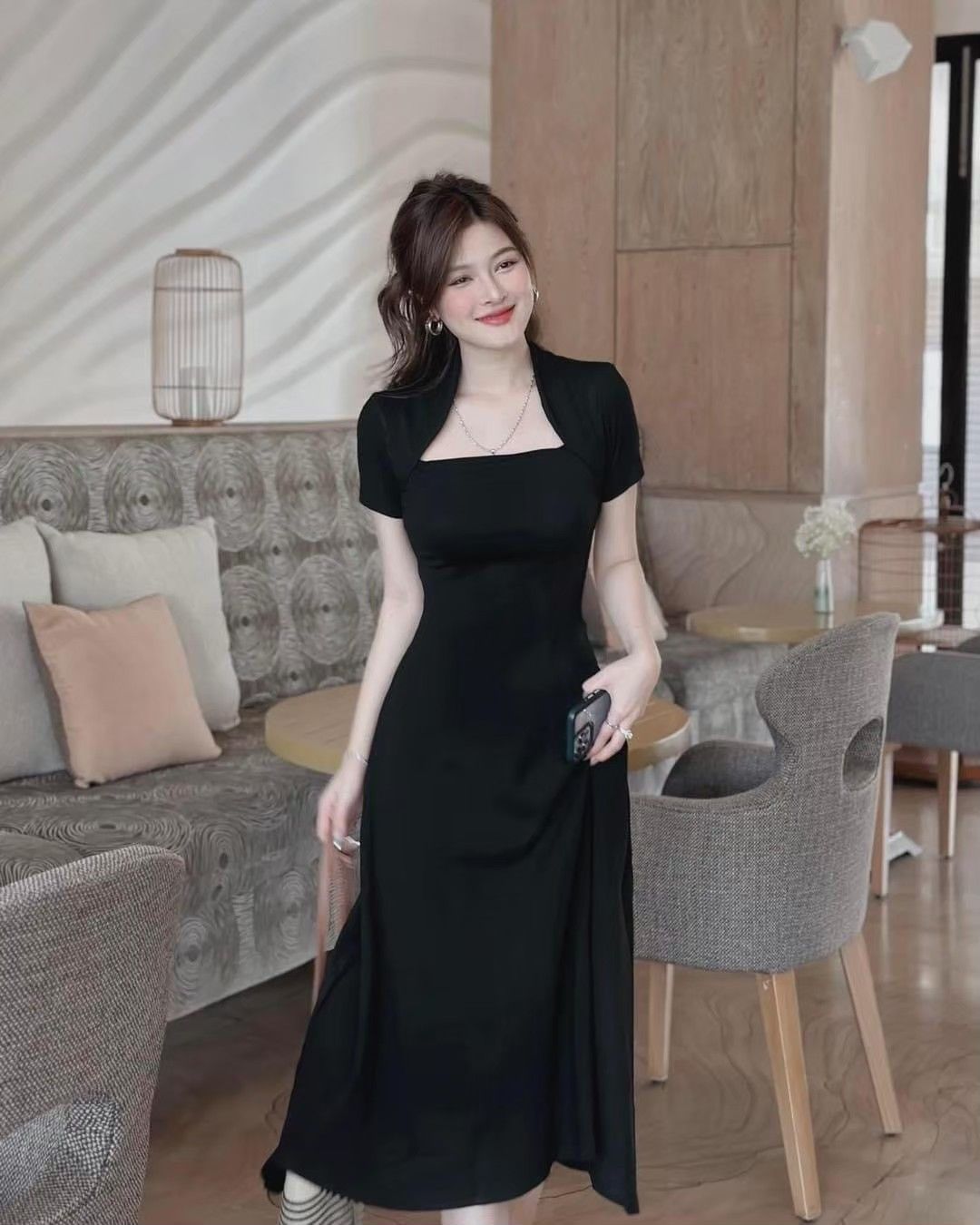 ชุดเดรสยาวสีดำทรงสวยมาก สวยหรูดูแพง หน้าอกมีฟองน้ำ ชุดมีซับในอย่างดี เนื้อผ้าดีมากค่า ชุดมีซิบด้านหลัง ใส่ออกงาน ใส่ได้บ่อย ห้ามพลาดเลยคร้า ของสวยหมดไวนะคะ จัดด่วน