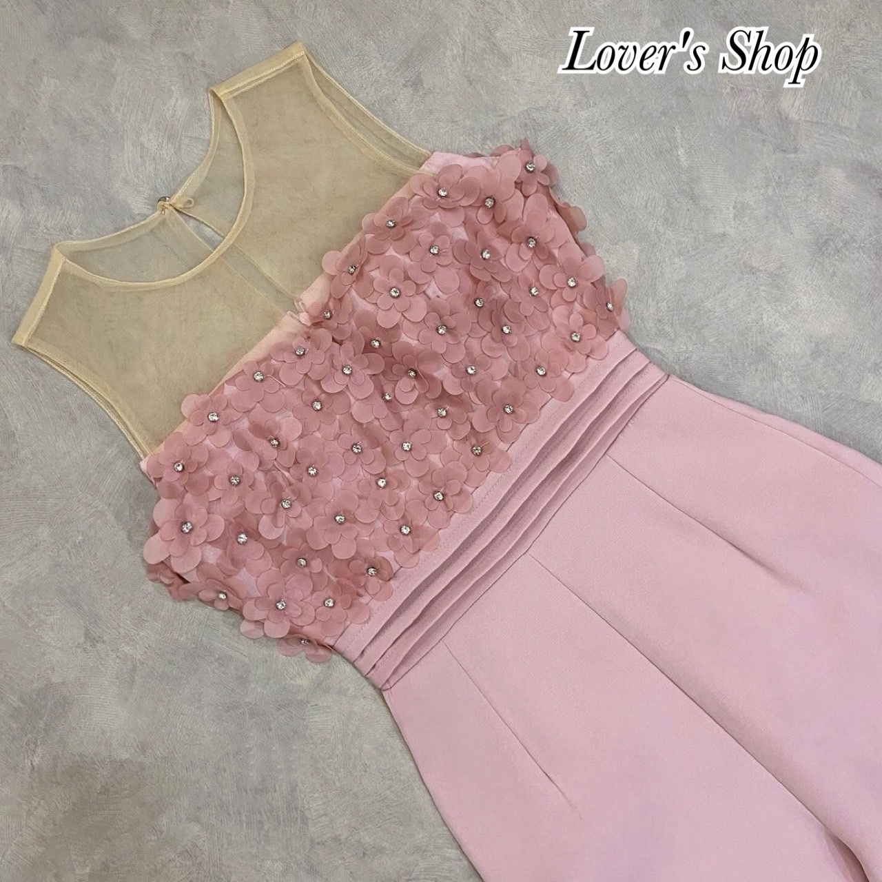 Teg : Lover’s Shop Detail : จั้มสูทกางเกงขายาว ยกดอกไม้มาให้ทั้งทุ้งเลยค้า เป็นจั้มสูทที่ได้ทั้งลุคหวานและเปรี้ยวลงตัวสุดๆ ดีเทลช่วงอกแต่งดอกไม้3D แต่งด้วยเกสรเพชร เป็นงานเย็บนะคะ ไม่หลุดง่าย ช่วงบ่าใช้ผ้ามุ้งซีทรู เวลาใส่คล้ายเกาะอก เอวตีเกล็ดมาให้