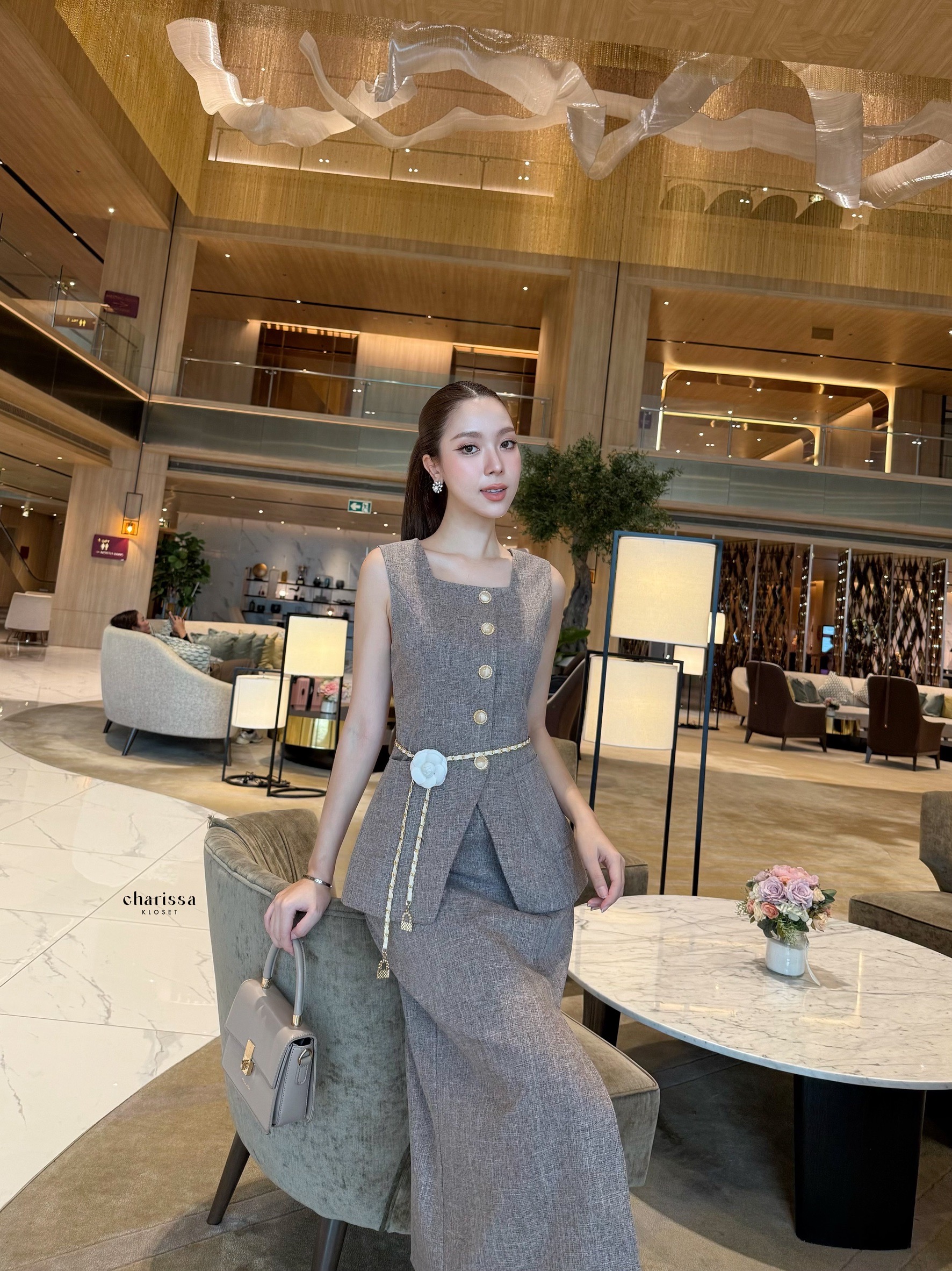 เซ็ท 4 ชิ้น เสื้อคอเหลี่ยม+ กระโปรงยาว+เข็มขัดโซ่+เข็มกลัดดอกไม้ #ชุดใส่ทำงาน #ชุดทำงานสวยๆ#ชุดเซ็ทใส่ทำงาน#ชุดเสื้อสีครีม #OOTD #เซ็ทสีเบจ #เดรสสีน้ำตาล