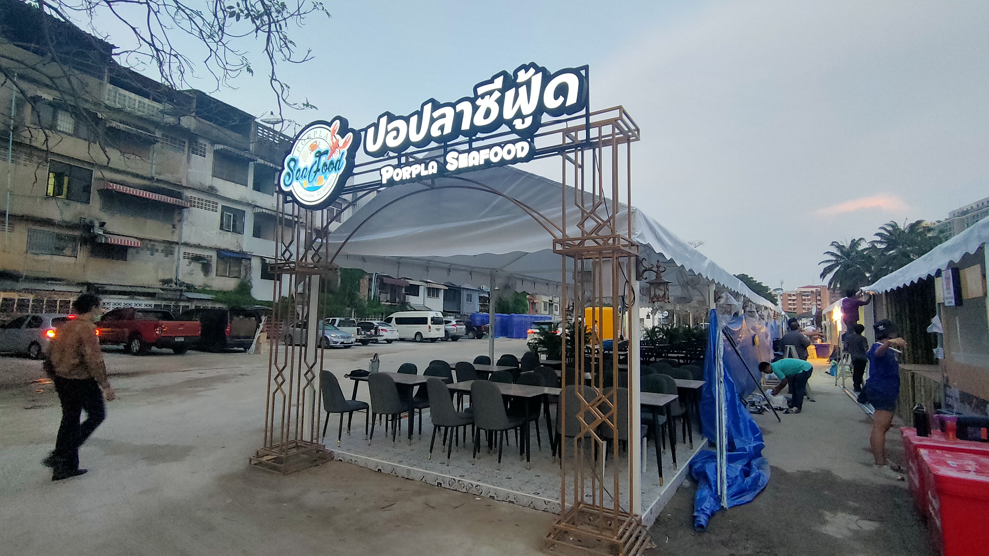 อักษรไฟและกล่องป้ายไฟ