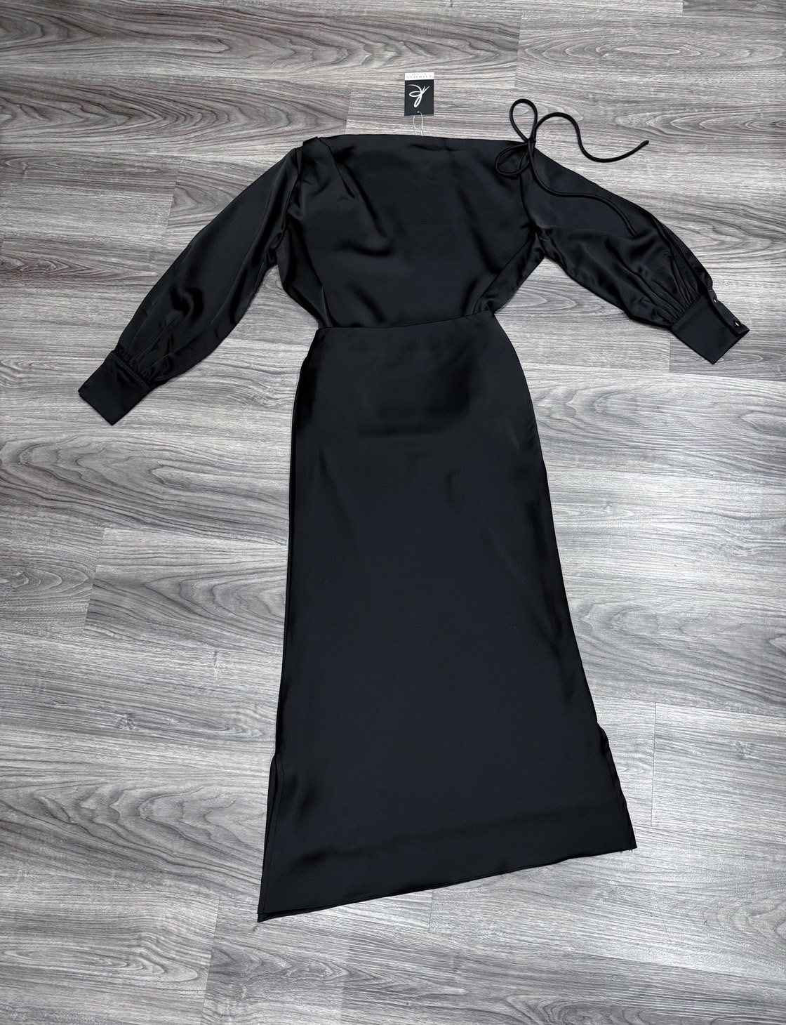 Tag : KATHALYN Detail : เสื้อแขนยาวดีไซน์ปาดไหล่ตกหนึ่งข้างแต่งผูกโบว์เก๋ๆ แขนผ่าตรงกลางทั้งสองข้าง ทรงoversize ใส่แบบปล่อยๆ เนื้อผ้าซาตินใส่สบายสีสวยขับผิว แมทช์คู่กับกระโปรงยาวปลายกระโปรงแต่งทรงเฉียงหน่อยๆให้ลุคเกาหลีลูกคุณหนูมากค่ะ