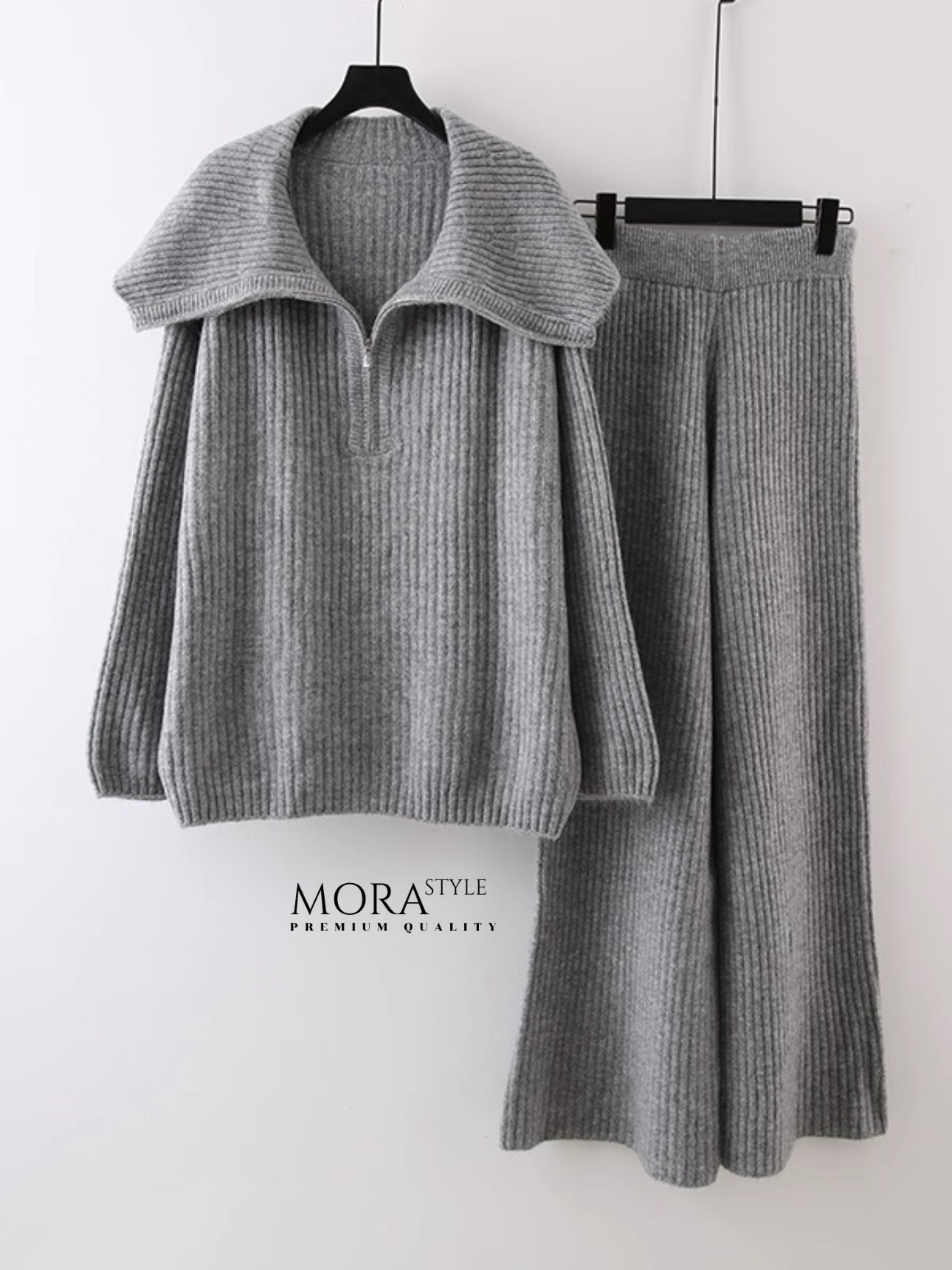 เซ็ท 2 ชิ้น เสื้อไหมพรมแขนยาวมีซิปรูดช่วงคอ มาพร้อมกับกางเกงขายาวผ้ายืดหยุ่นใส่สบาย เป็นงานไหมพรหมผ้าร่องทั้งเซ็ท เป็นอีกหนึ่งคอลเลคชั่นแนะนำสำหรับหนาวนี้เลยค่าาา