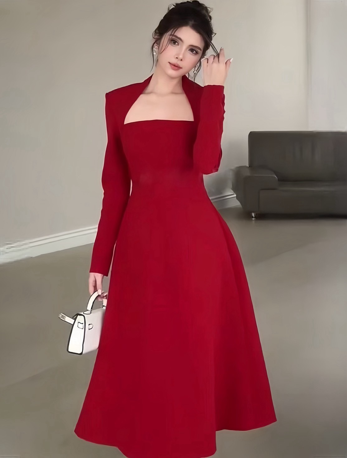 เดรสตัวยาวแขนยาวสีแดง ช่วงคอดีไซน์ตัดคอเหลี่ยม มาในทรงกระโปรงบานยาว ดีไซน์สวย หรู old money ดูแกรมมากๆค่า ต้องมีเลยค่า