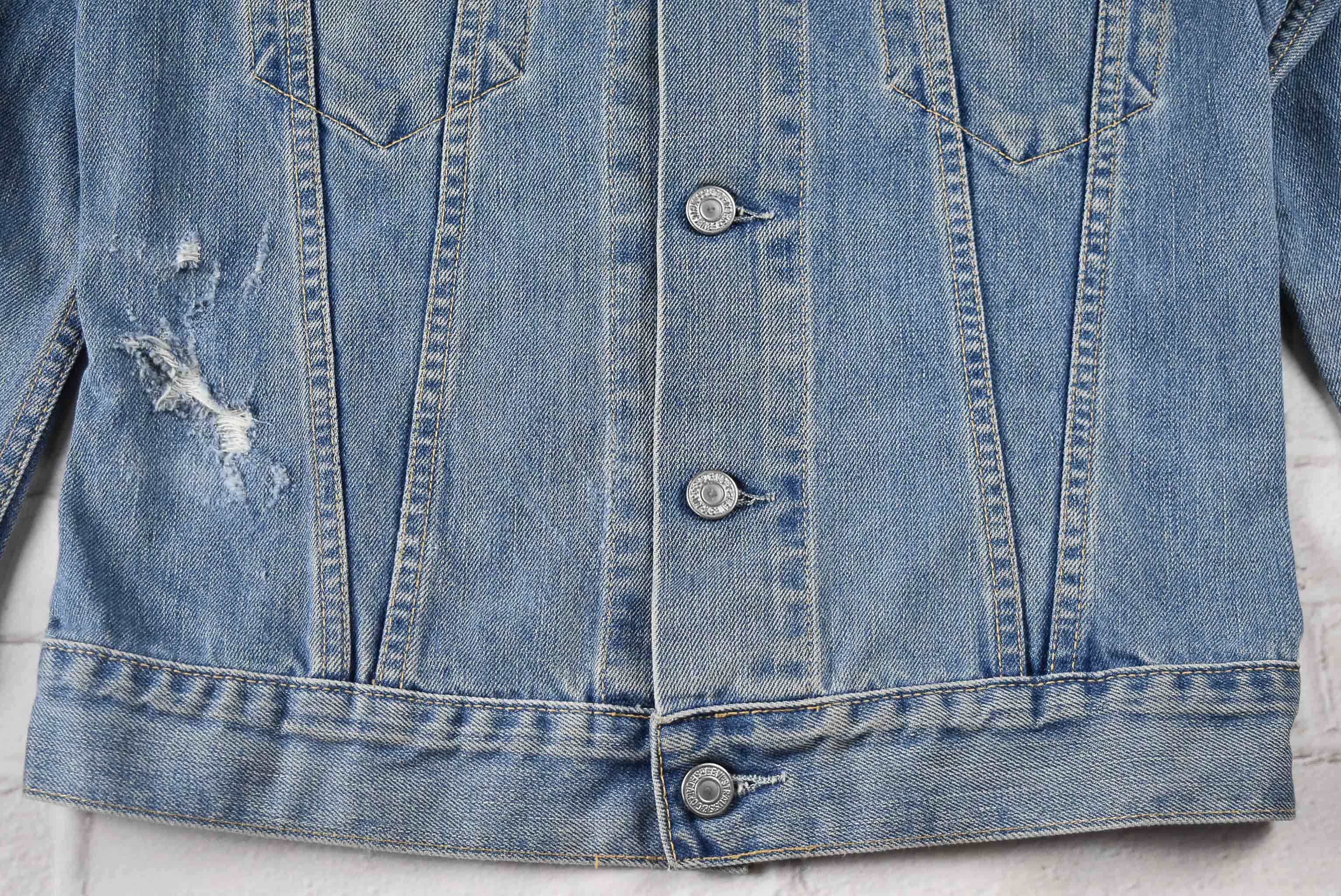 Levi's Tunisia อกจริง 34 ไซส์ S เสื้อแจ็คเก็ตยีนส์ แขนยาว ผู้หญิง ทรงดีมาก แต่งขาด สภาพใหม่มากๆ ผ้านุ่มใส่สบายทรงหล่อ