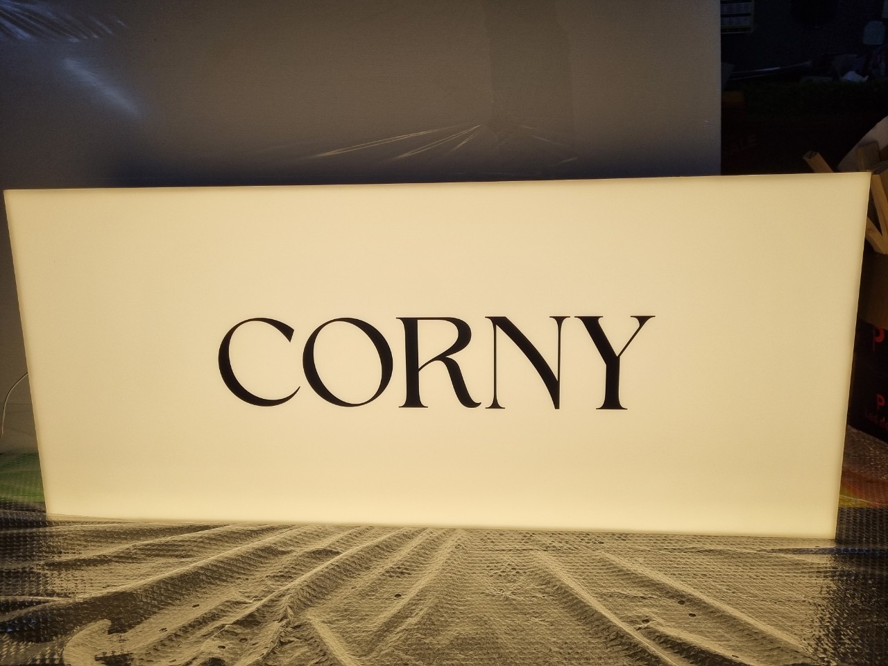 กล่องไฟอะคริลิค ไฟออกรอบตัว ''CORNY''