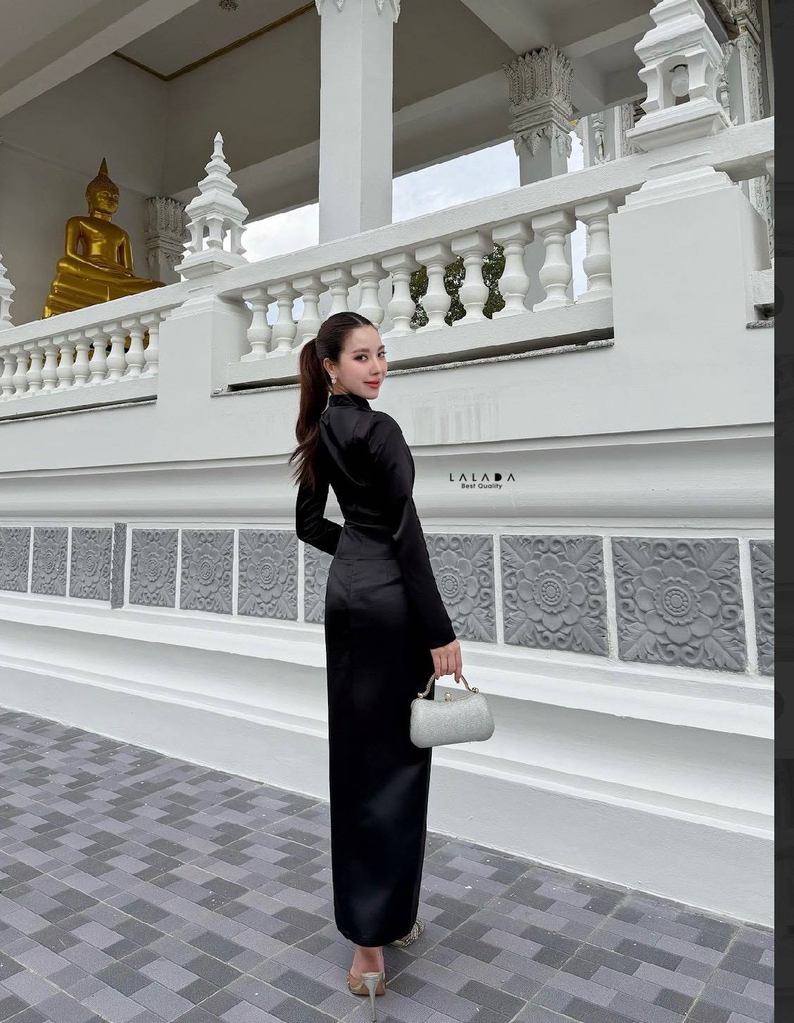 ชุดไทยจิตรลดาสีดำ แขนยาว คอปีนกระดุมหน้าสวยหรูตัดเย็บปราณีตแมทช์กับผ้าถุงสำเร็จรูป งานซิปหลัง + เข็มกลัดเพชร