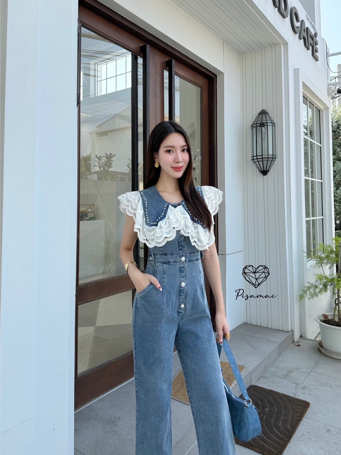 จั้มสูทขายาวสียีนส์ฟอก แต่งระบายลูกไม้สีขาวช่วงคอ สดใสมากกก ถ่ายรูปปังมากค่ารุ่นนี้ สวย จบ ครบในชุดเดียว ห้ามพลาดเลยน้า