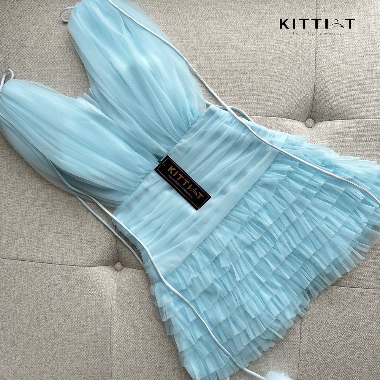 Dress น้องใหม่สวยหรูดูแพง ตัวแม่ตัวมัมต้องจัด งานสวย details จัดเต็ม เนื้อผ้าชีฟองอย่างดี จับจีบเป็นเส้นๆ ตกแต่งด้วยลูกตุ้มน้อย4 ลูก มีฟองน้ำหน้าอก ซิบหลัง ตัวแม่ตัวมัมต้องจัด💯