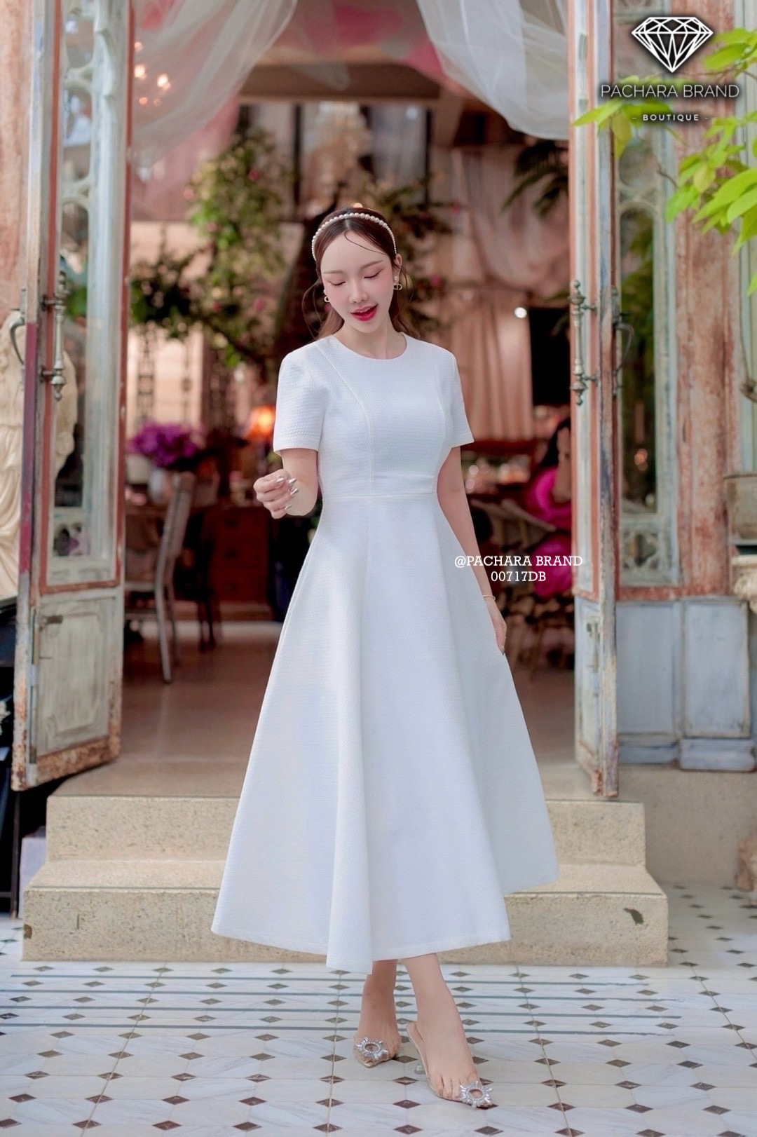 เดรสยาวคอกลมแขนสั้นสีขาว ช่วงเอวตีเกร็ดเข้ารูป ชายกระโปรงบานเป็นทรงสวยมาก เนื้อผ้าหนามีเท็กเจอร์ทอลายนูนสวย งานซิปด้านหลัง มีซับในอัดกาวอย่างดี รุ่นนี้ใส่ชิลล์ถ่ายรูปสวยได้ทุกโอกาสเลยนะคะ #PACHARABRAND
