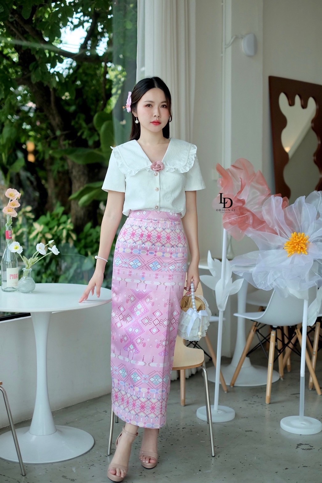 เซตเสื้อลูกไม้ขอบปกมีดอกไม้ในตัวมาคู่กับผ้าถุงพิมพ์ลายสำเร็จรูปยาวกำลังดีจะใส่แบบซับในก็ได้หรือใส่แบบปล่อยก็ได้แล้วแต่สะดวกสวยทั้งสอง #ชุดเพื่อนเจ้าสาว #ชุดออกงาน #ชุดดินเนอร์ #ชุดไปคาเฟ่ #ชุดทะเล #ชุดทำบุญ #ชุดใส่ไปวัด