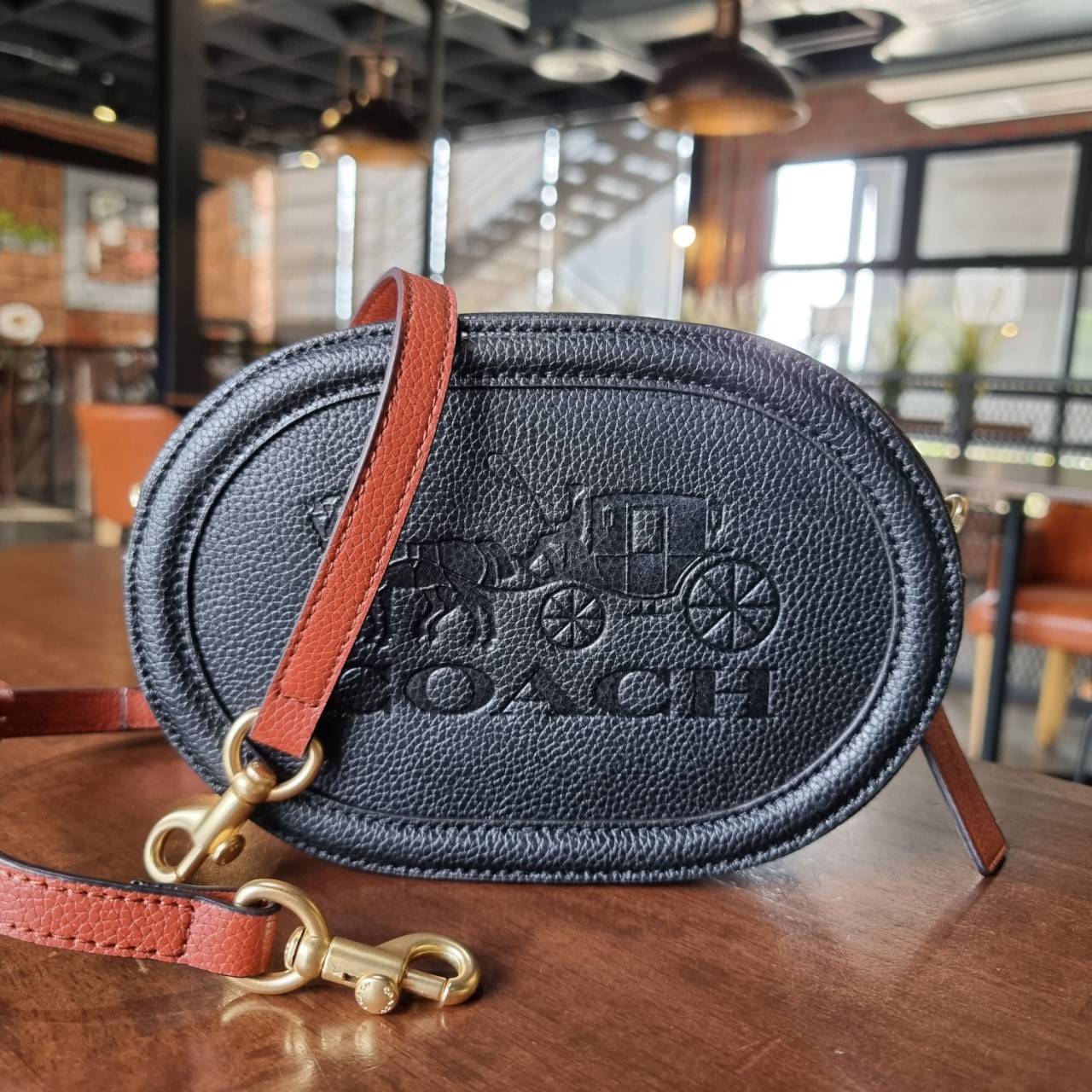 กระเป๋าสะพายไฮโซเรียบหรูดูแพงแบรนด์เนมโค้ชสีดำหนังแท้ COACH C4164 CAMERA BAG IN COLORBLOCK WITH HORSE AND CARRIAGE