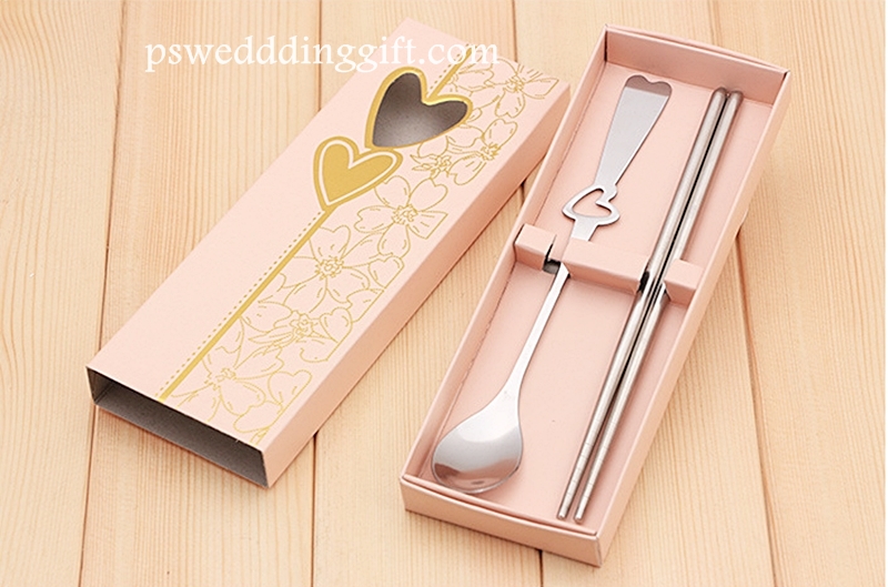 ช้อนเรียวหัวใจ ตะเกียบ แพ็คกล่่องสวยเก๋ ติดโบว์พร้อมป้ายชื่อ