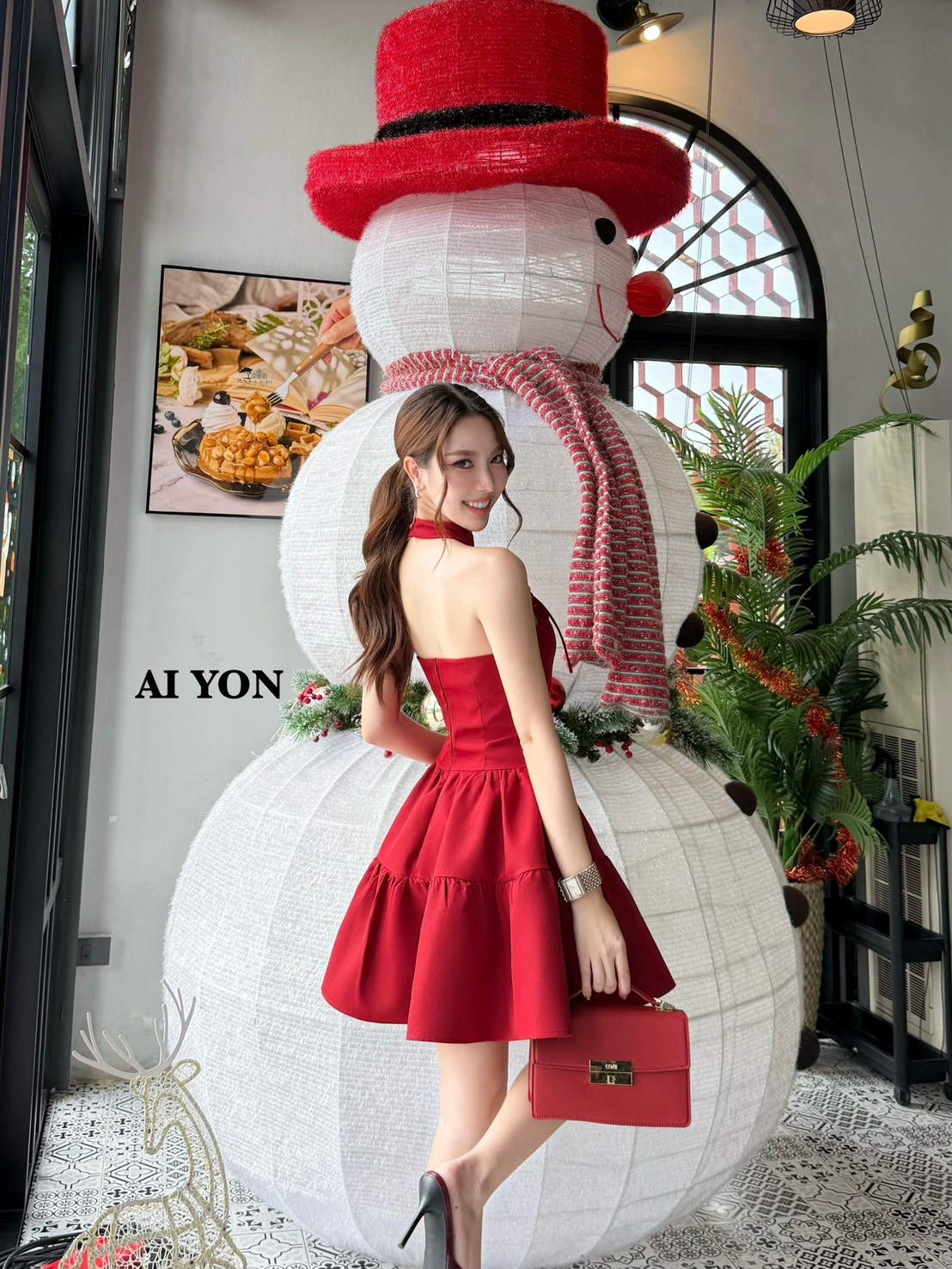 เดรสกระโปรงกึ่งเกาะอก แต่งโชกเกอร์ที่คอมีสายเดี่ยวเชื่อมด้านข้างสองเส้นแต่งผูกโบว์สุดเก๋ มีบลาในตัวทรงพอดีตัวใส่กำลังสวย สีสวยขับผิวมาก ท่อนกระโปรงแต่งทรงพองเล็กน้อยสุดคิ้วท์ปนเซ็กซี่เลยค่ะชุดนี้