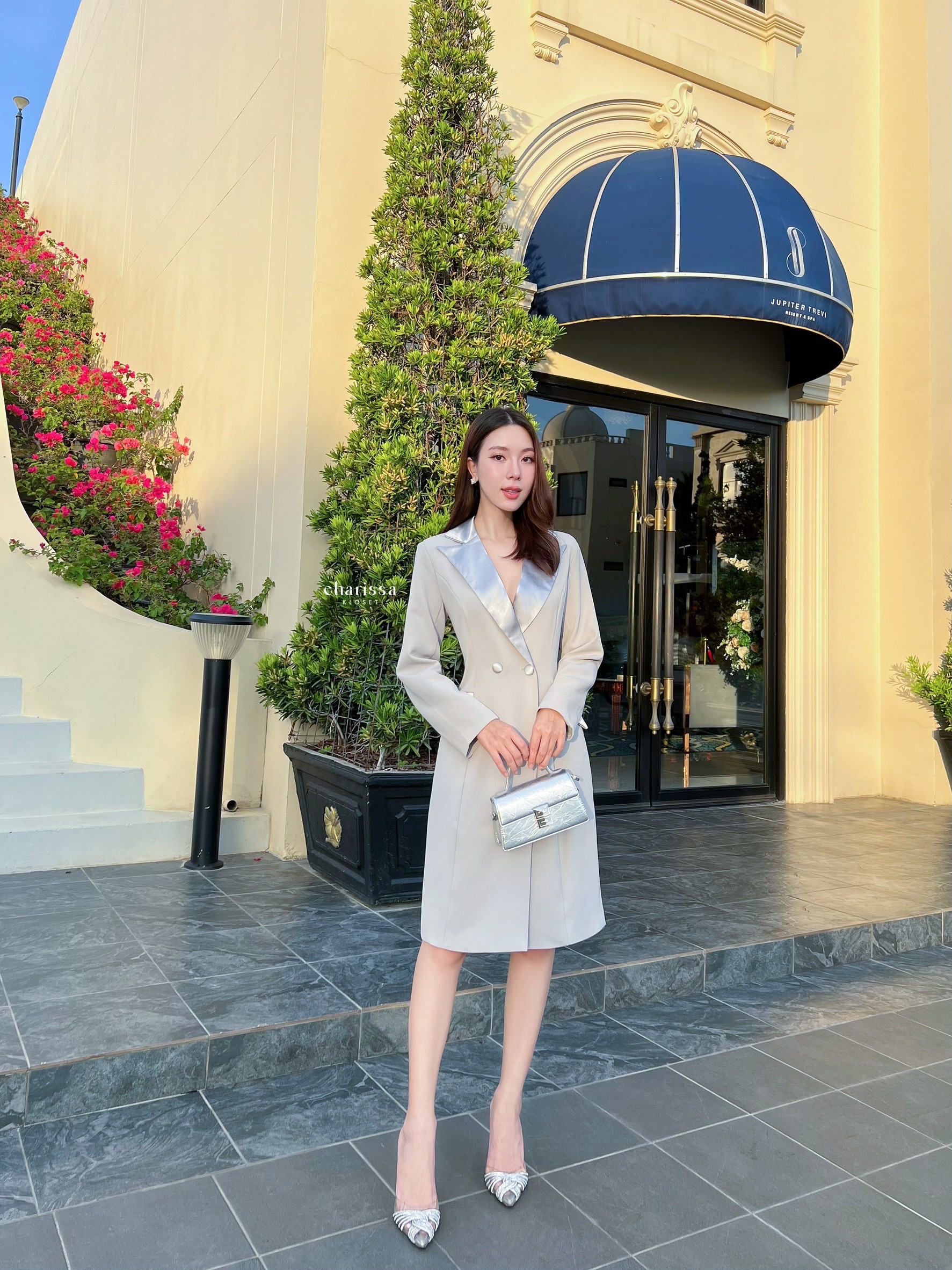 Dressuit ปกเงาทรงสอบ ผ้าดีมากก แพทเทรินซ์สวยอยู่ทรง ใส่ออกมาสวยเรียบหรูมากค่ะ เนื้อผ้าดี มีซับในทั้งชุด เป็นเดรสกระดุมหน้านะคะ กระเป๋าสามารถใช้งานได้จริง แต่งกระดุม 2 เม็ด ผ้าเดียวกับชุด