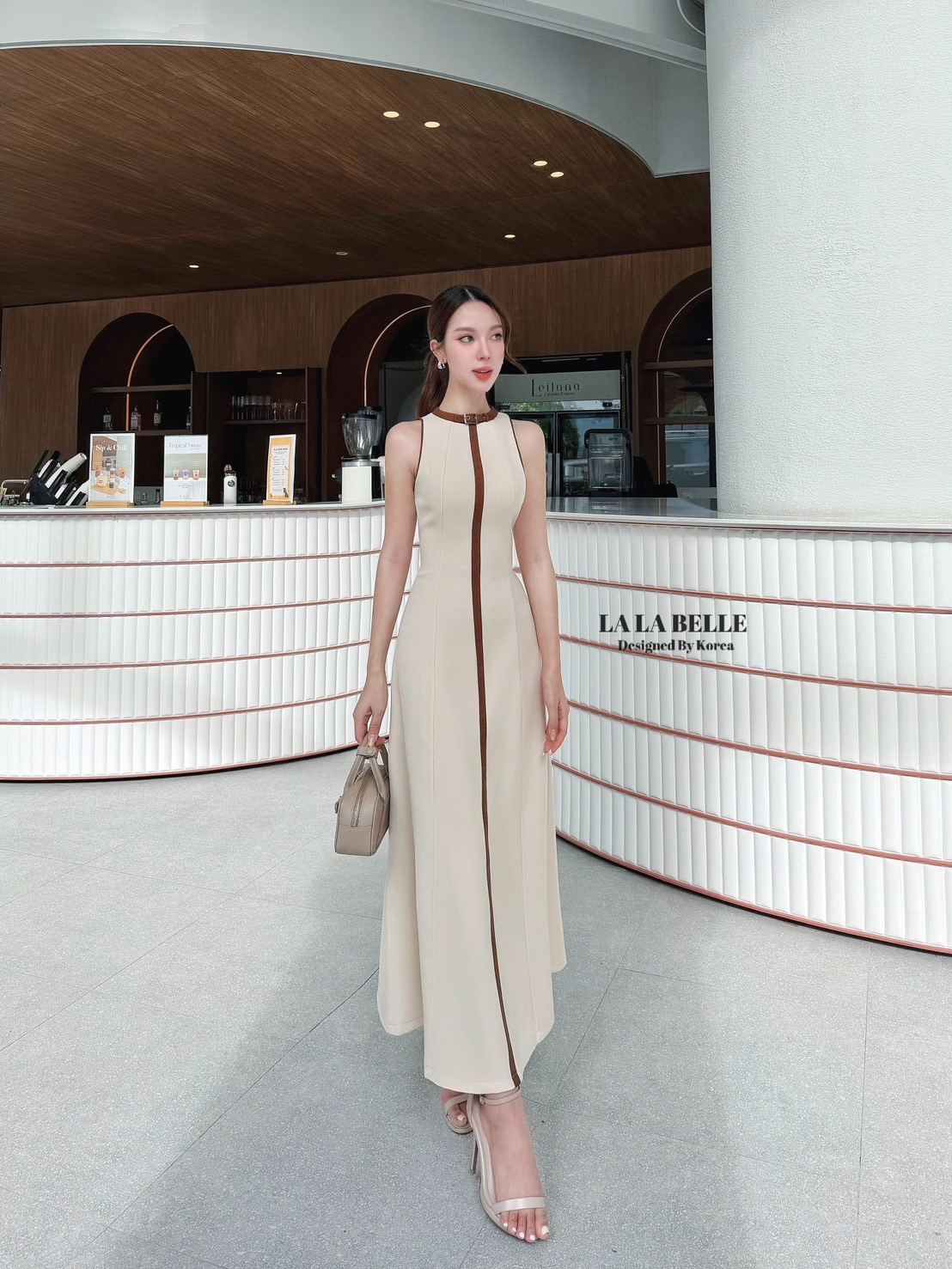 แม็กซี่เดรสผ้าสูทผ้าดีมีน้ำหนักมากทรงคอตั้งแชนกุดเข้ารูปเข้าทรงตีตะเข็บยาวทำให้เข้ารูปทำสีทูโทนครีมน้ำตาลมีดีเทลช่วงคอเป็นเข็มขัดและมีแถบสีน้ำตาลยาวผ้าดีมากมีซับในอัดกาวอย่างดี