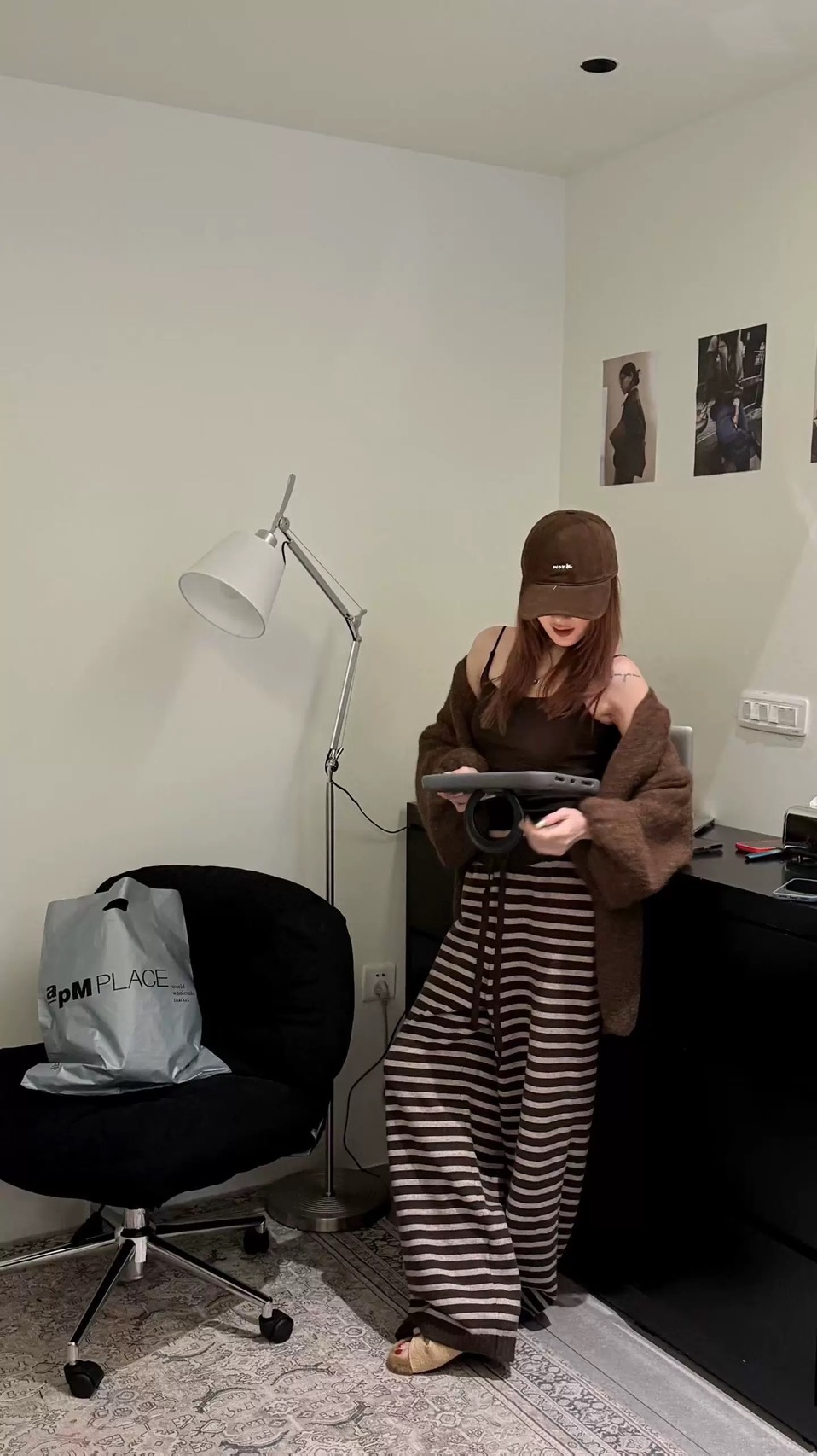 Set 3 pcs เสื้อสายเดี่ยว+เสื้อคลุม+กางเกงขายาว ✔ เสื้อสายเดี่ยวมีฟองน้ำ สายรูดปรับได้ มาพร้อมเสื้อคลุมไหมพรมแขนยาว ✔ กางเกงขายาวเอวยางยืดทรงขากระบอกลายทาง ผ้าไหมพรมนิ่ม ยืดได้เยอะ