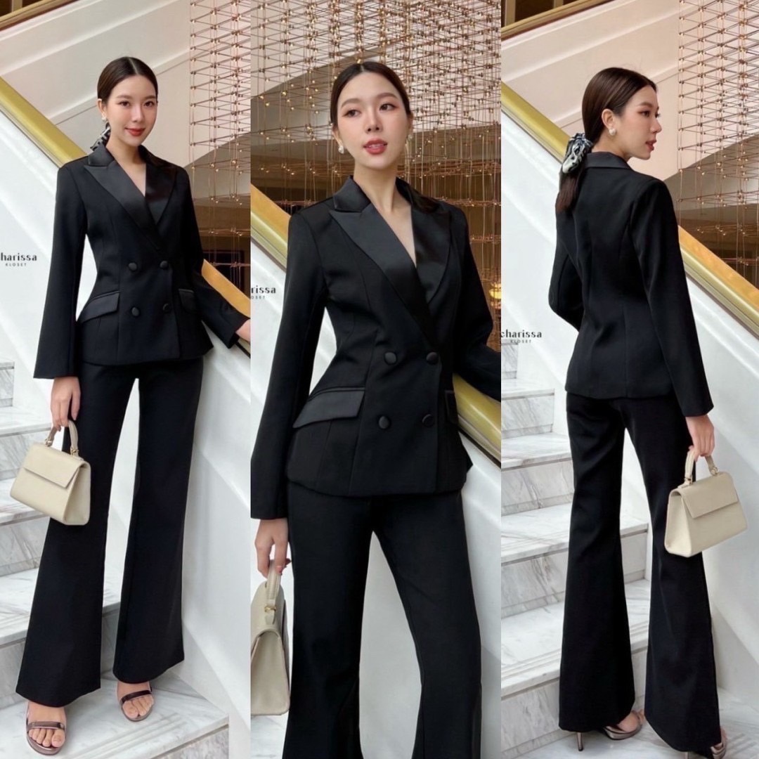 setเสื้อเบเซอร์และกางเกงขายาว เรียบหรู เสื้อสูทแต่งปกผ้าเงาให้ดูเด่น ออกแบบกระเป๋าให้ใช้งานได้จริง ตัวกระดุมใช้ผ้าเดียวกับปกเสื้อ แมทช์กันออกมาได้สวยดูแพงสุดๆไปเลยจ้า ส่วนกางเกงทรงเข้ารูปบานปลายเล็กน้อย