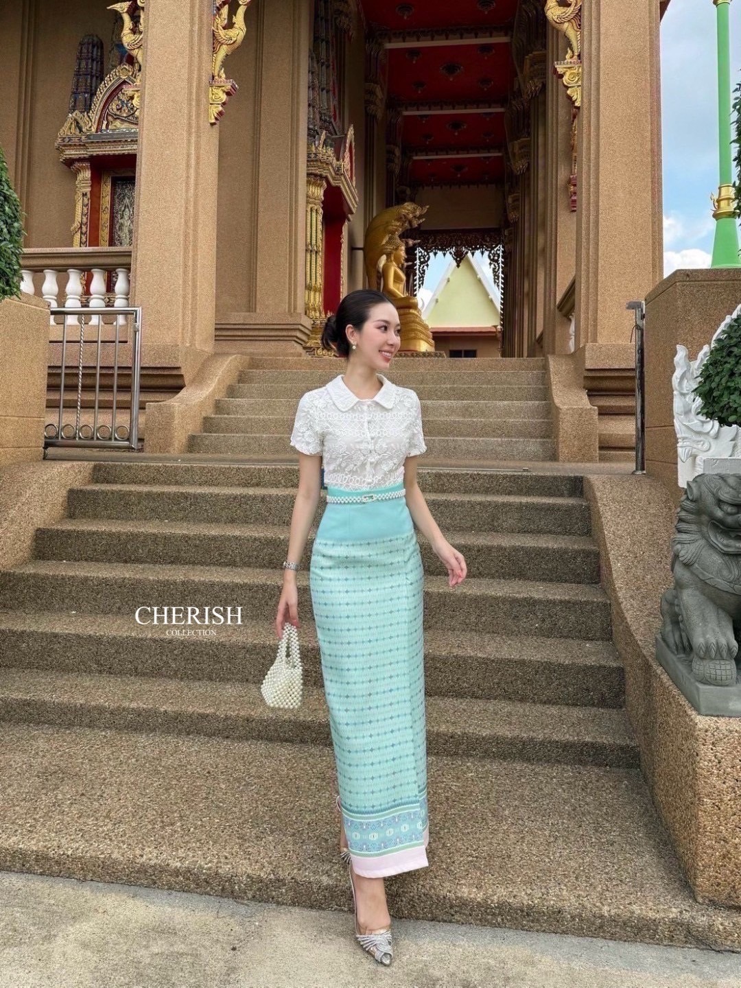 Set 3 ชิ้น ชุดไทยสวยเก๋ ตัวเสื้อลูกไม้คอปกสุดน่ารักตกแต่งกระดุมหน้าพร้อมซับในทั้งตัว ตัวกระโปรงเป็นผ้าถุงมีเทคเจอร์พิมพ์ลายไทยพับจีบหน้าผ่าหลังใส่สะดวกสบายแถมเข็มขัดให้อย่างดีเลยเจ้าค่า จะไปงานบุญ งานแต่งต้องมีนะคะ