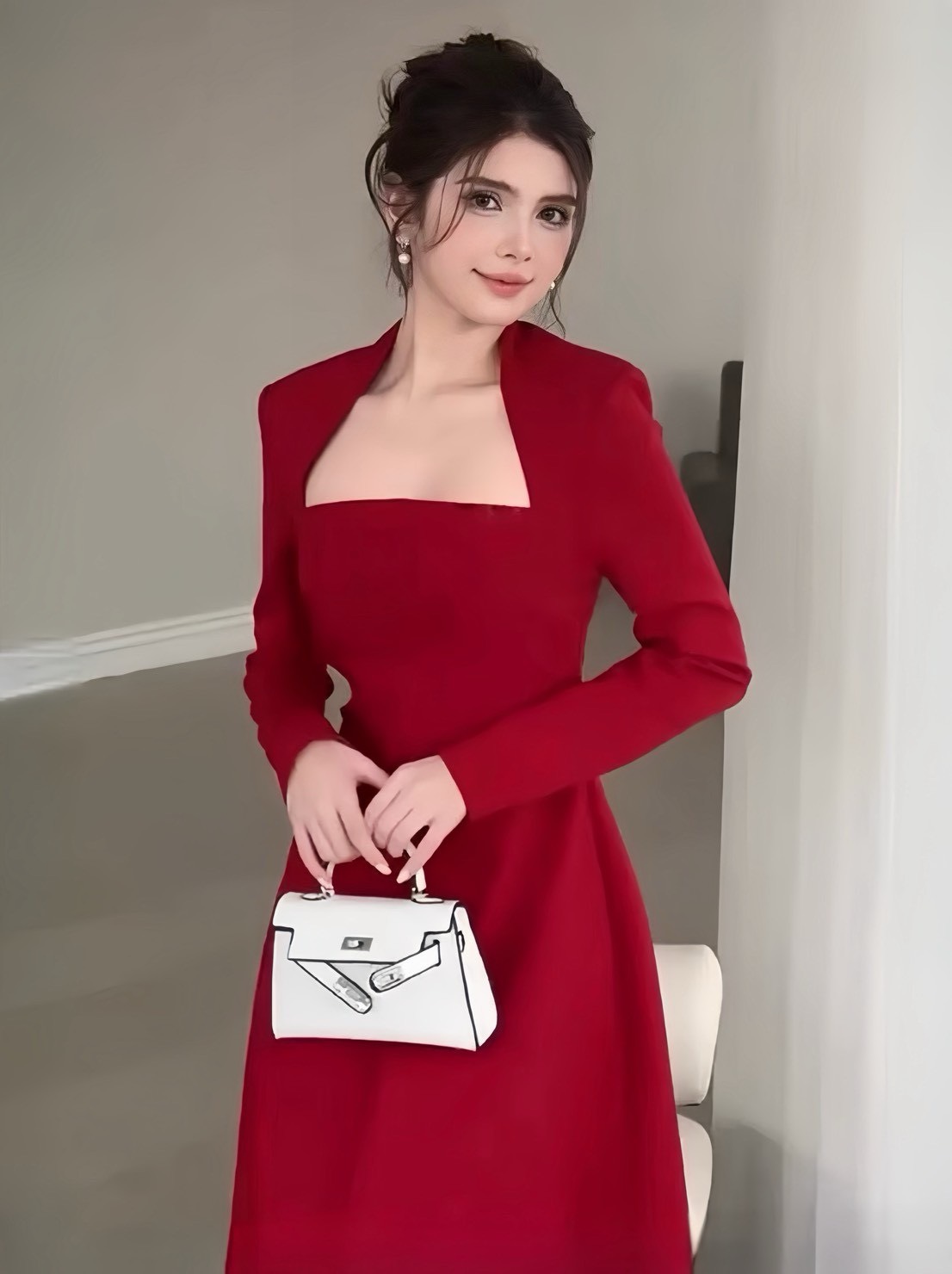 เดรสตัวยาวแขนยาวสีแดง ช่วงคอดีไซน์ตัดคอเหลี่ยม มาในทรงกระโปรงบานยาว ดีไซน์สวย หรู old money ดูแกรมมากๆค่า ต้องมีเลยค่า