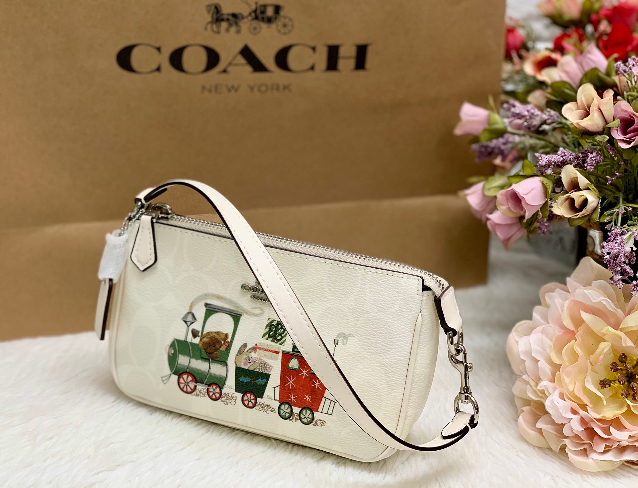 กระเป๋าสะพายไฮโซน่ารักลายคริสมาตร์ แบรนด์เนมโค้ชสีขาวลายC COACH NOLITA HANDBAG