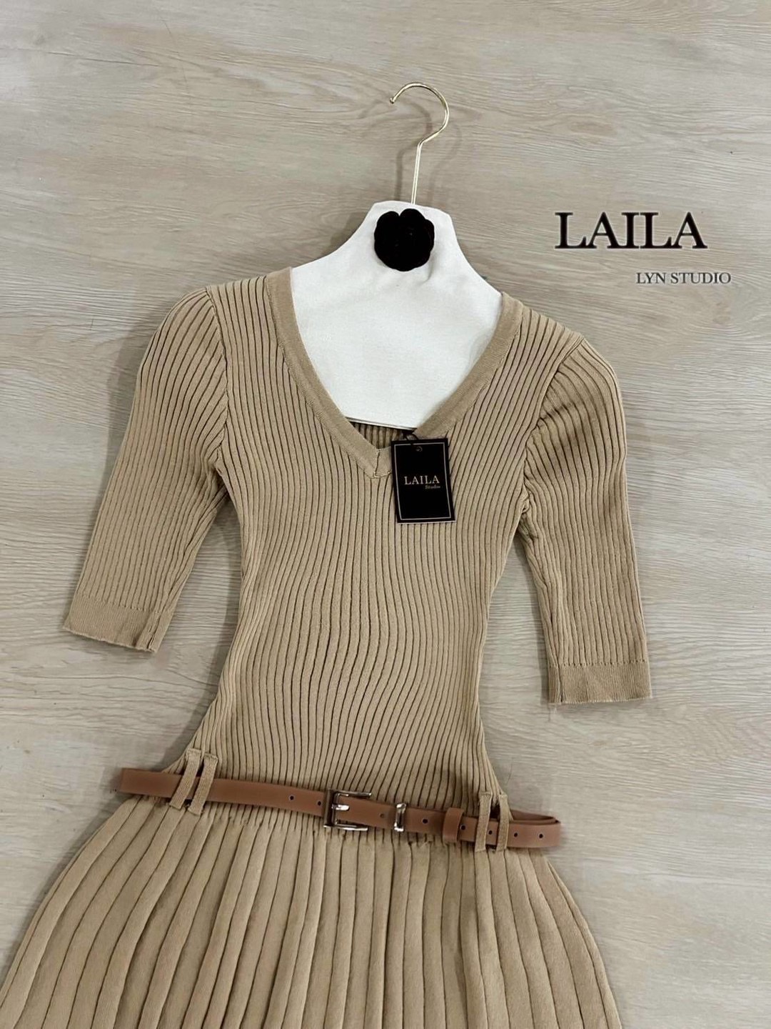 Tag : LAILA Detail: มินเดรสงานผ้าไหมทอแต่งคอวีงานผ้านุ่มๆมาในโทนสองสีดำ/น้ำตาลชาพร้อมสายเข็มขัดหนังเพิ่มความโดนเด่น ตัวกระโปรงแต่งจีบรอบตัวพร้อมซับใน ลุคนี้น่ารักมากค่า สวยง่ายๆ สบายๆ #byLaila #เดรสไหมพรม #เดรส #เดรสผู้หญิง #มินิเดรส #กระโปรงจีบ #กระโปรงจ