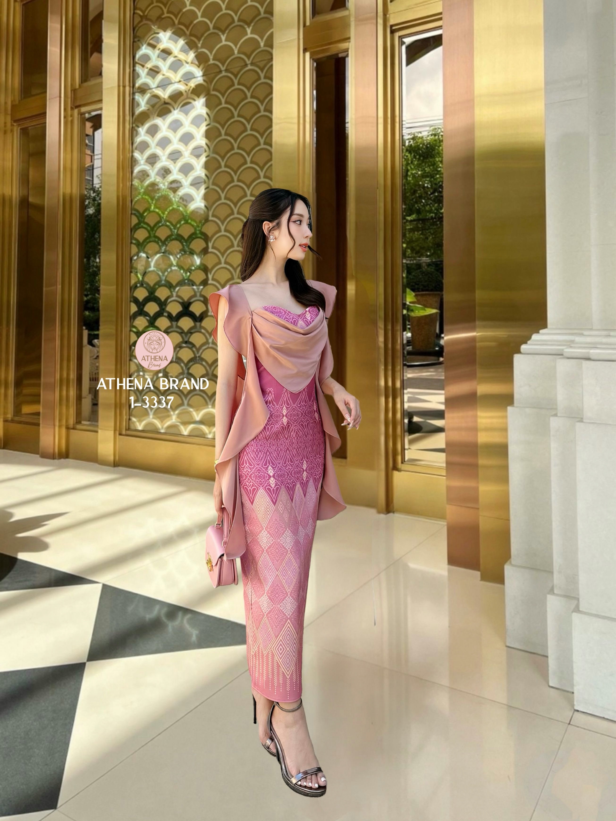 Maxi Dress พิมพ์ลายดีไซน์ตัดต่อผ้าแต่งระบาย หน้าอกเสริมฟองน้ำจัดทรงสวย ชายกระโปรงด้านหลังผ่า เนื้อผ้าดี๊ดีมีTexture งานมีซับใน สวมใส่แบบซิปด้านหลัง สอดแทรกดีเทลความสวยหวานและความเรียบหรูได้ลงตัวเป๊ะ งดงามอย่างกุลสตรีไทยค่า