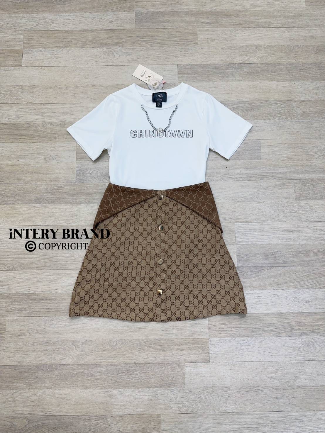 ชุดset เสื้อ+กระโปรง เสื้อยืดรีดเพชรแต่งสร้อยมาคู่กับกระโปรงทรงเอเอวสูงพับขอบมีซับในกางเกง บอกเลยว่าชุดนี้ใส่เท่ห์ๆ ชิคๆ ได้ every day looks เลยค๊า