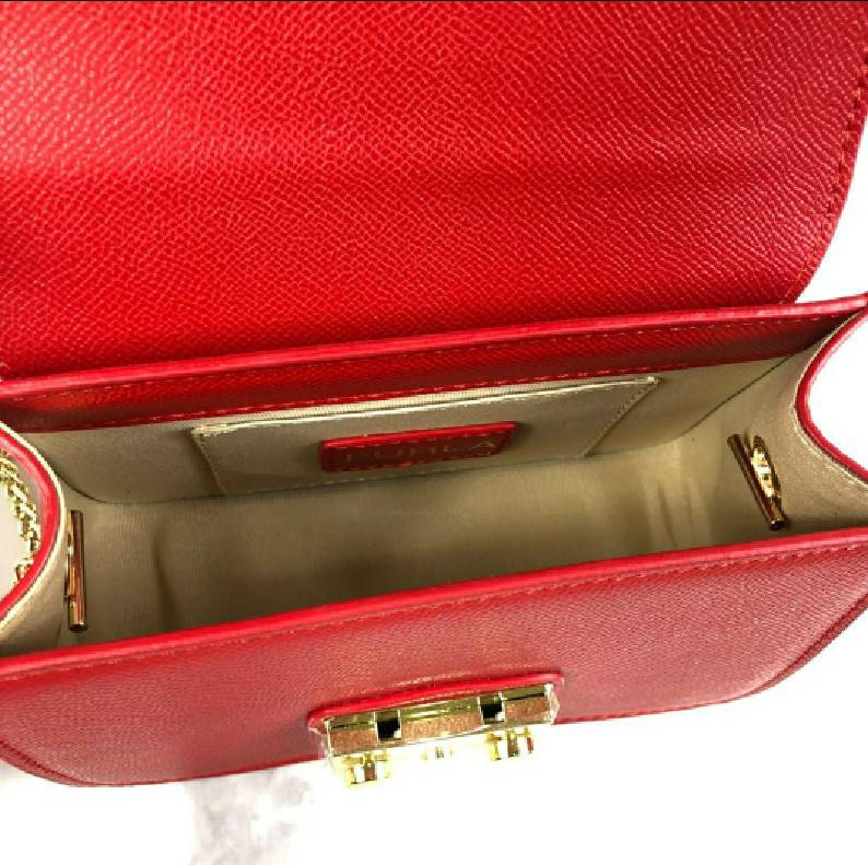 กระเป๋าไฮโซแบรนด์เนมอิตาลี Furla สีแดงสายโซ่สีทอง