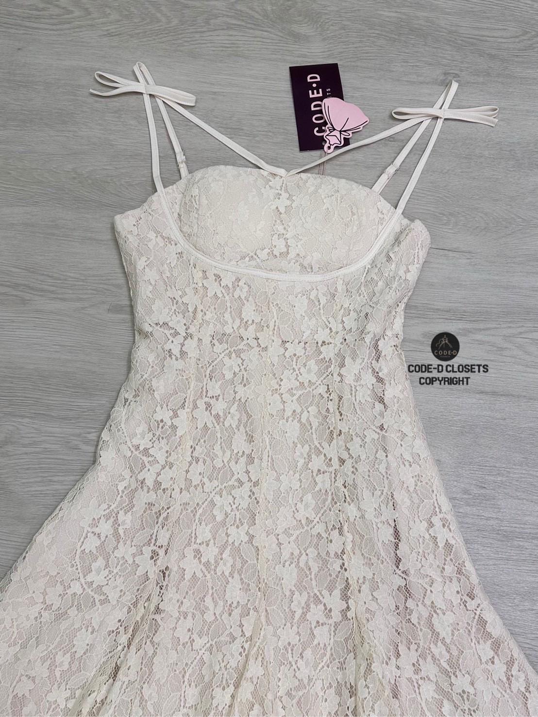 เดรสสายเดี่ยว ลูกไม้สีครีม ดีเทลแต่งสายคู่ เหย็บโบว์ติดช่วงสาย อกเสริมฟองน้ำอย่างดี ซิปหลัง ช่วงอกและเอวเข้ารูป ตัวกระโปรงบานออก มาพร้อมชับในสีเดียวกัน สวยหรู ดู luxury สุดๆ