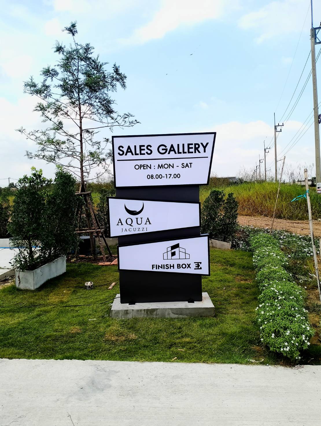 #ป้ายกล่องไฟด้านหลังป้ายพื้นคอมโพสิตยกขอบ