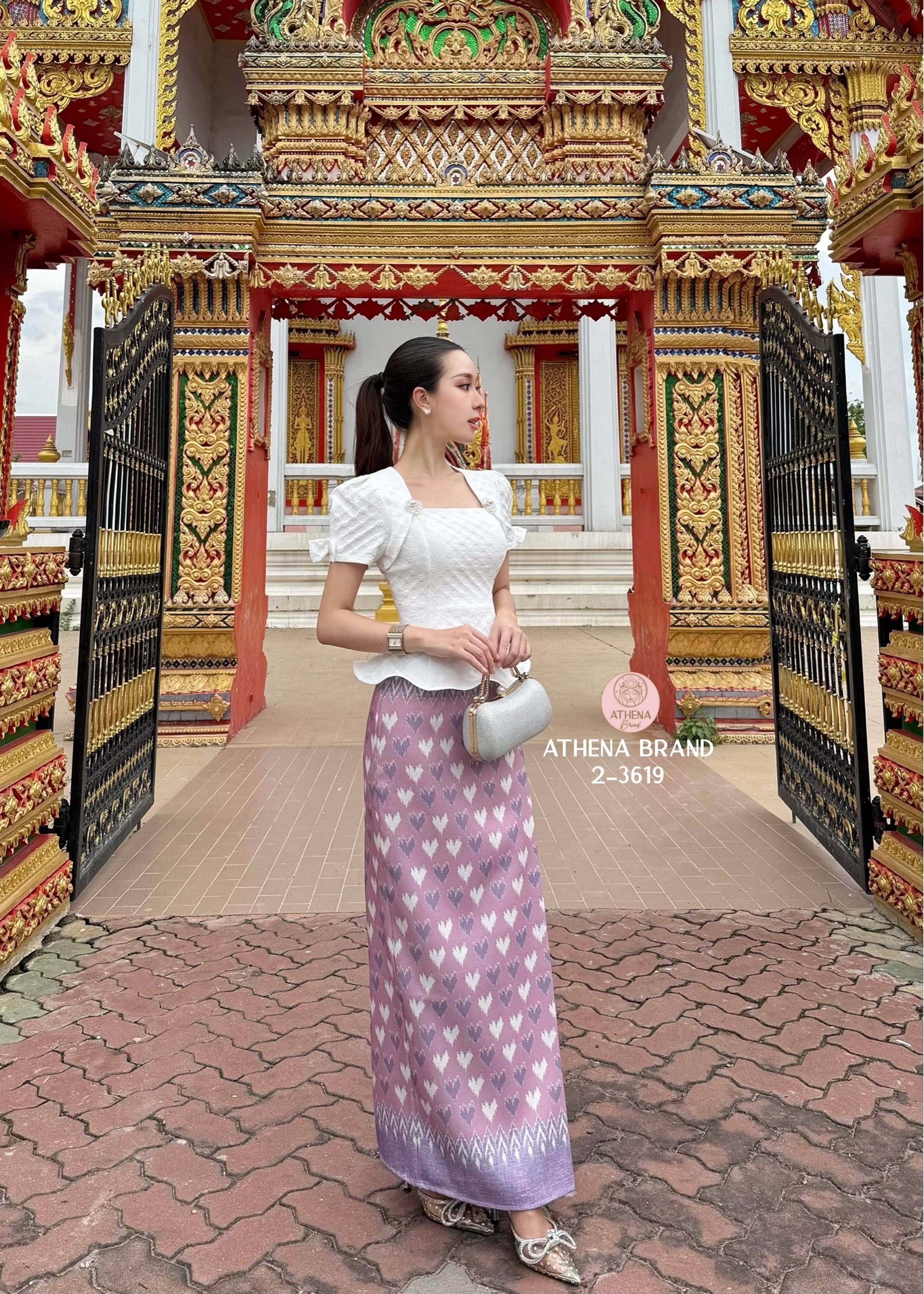 Tag 🔖 :Athena (อธีน่า) Brand Detail :: เสื้อ+กระโปรง+เข็มกลัด Set 3 ชิ้น เสื้อดีไซน์สวยเก๋ช่วงแขนแต่งโบว์เย็บติด มีซับใน สวมใส่แบบซิปด้านหลัง แมตช์มาคู่กับกระโปรงพิมพ์ลายป้ายทบคล้ายงานผ้าซิ่นป้ายสำเร็จทรงเข้ารูป เนื้อผ้าดี๊ดีมีTexture ชายกระโปรงด้