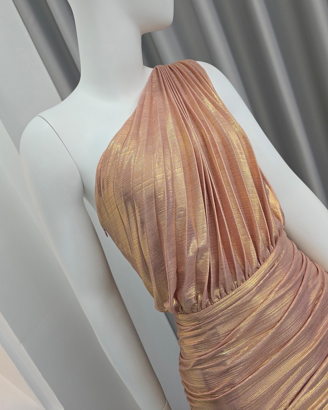 Pleated Metallic One Shoulder Maxi Dress Split Skirt Detail Label : LUXE ☑️แม็กซี่เดรสเสื้อไหล่เดียวอัดพลีท กระโปรงเข้ารูปตรงสะโพก ต่อชายกระโปรงบาน ผ่าหน้าขา ☑️ทำจากผ้าสแปนเด็กซ์ เคลือบเม็ททัลลิก เนื้อนุ่ม ยืดหยุ่น ☑️มีซิปซ่อนและซับใน