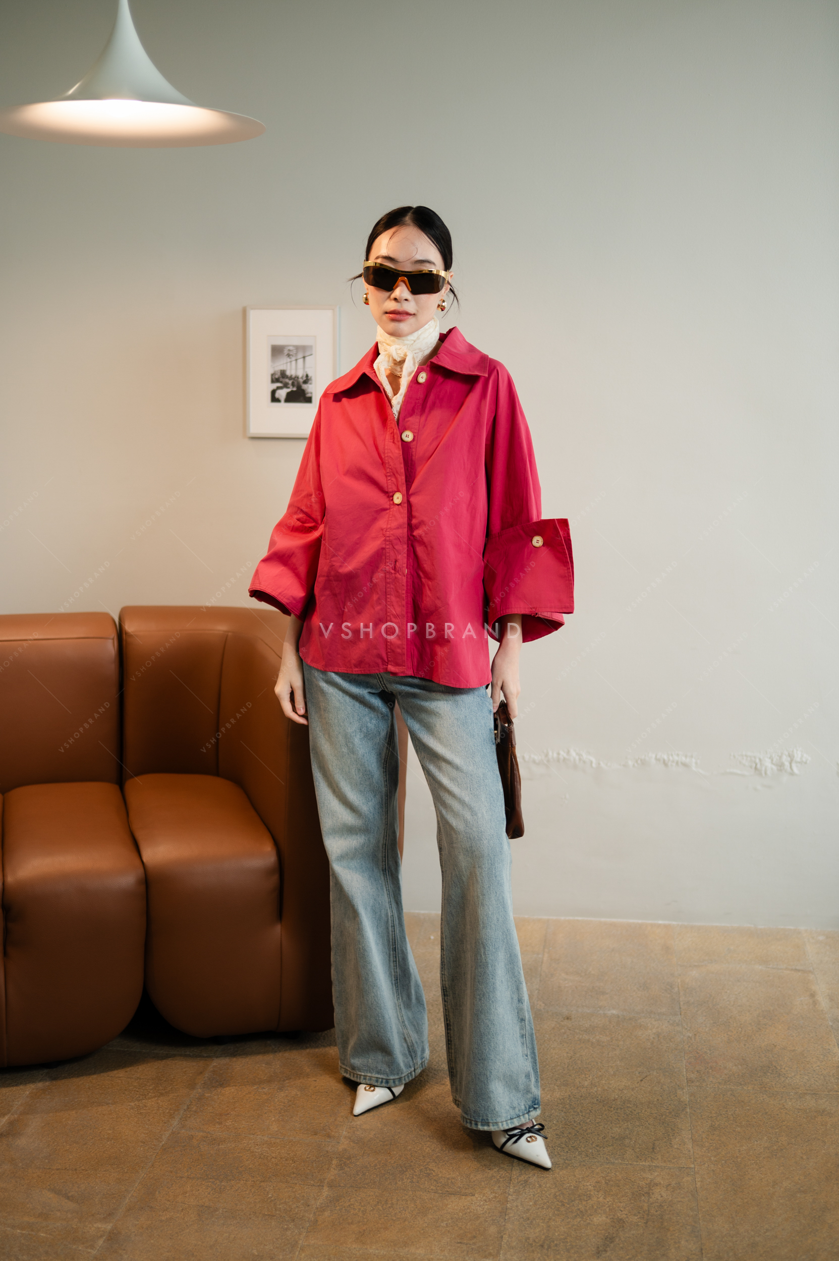 เสื้อเชิ้ตผ้าพื้นแต่งปลายแขนใหญ่ พับแขน