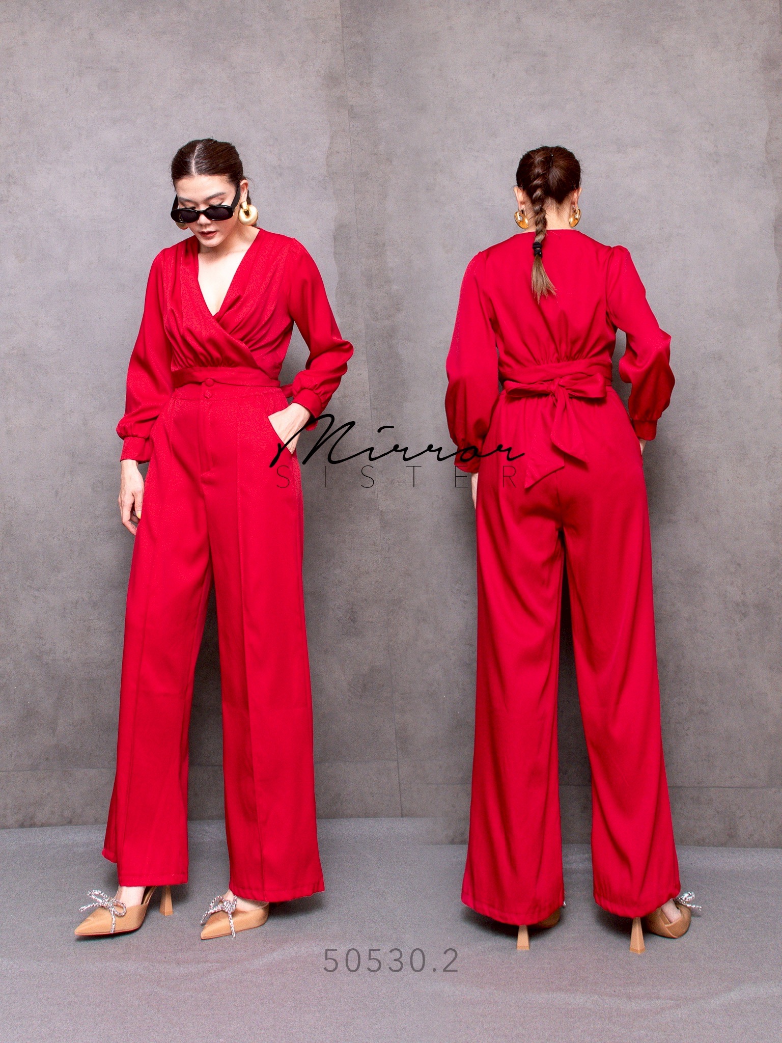 Mirrorsister’s Wrap Luxe Power Set•• เซ็ตเสื้อและกางเกงขายาว ที่ผสมผสานความเฟมินีนและความมั่นใจในลุคเดียว • เสื้อทรงคอปาดไขว้ (wrap) ช่วยเก็บทรงและเพิ่มเสน่ห์อย่างมีระดับ