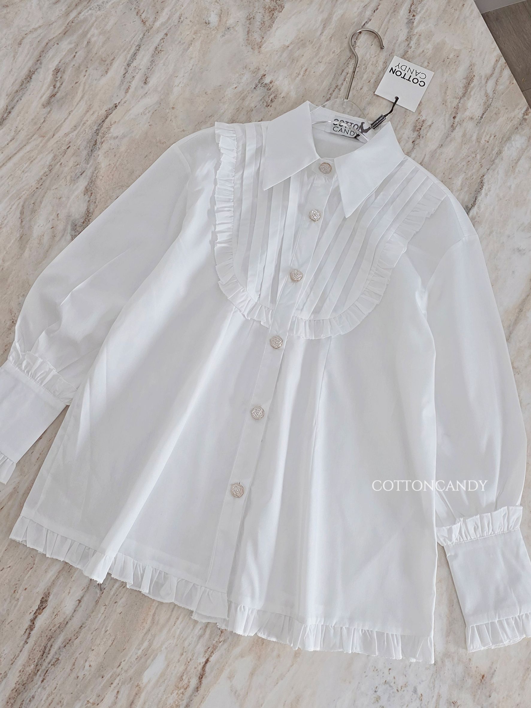 Tag#cottoncandy โอ้โห้ๆๆๆเสื้อเชิ๊ตรุ่นนี้ดีเทลดีมากๆคร่าาาา บอกเลย cottoncandyทำถึงสุดๆ ดีเทลตีเกร็ดหน้าสวยหรูดูแพง แต่งระบายสุดปัง กระดุมนำเข้าพรีเมี่ยม บอกเลย ลุคนี้ปั้วมากๆคร่าาาา