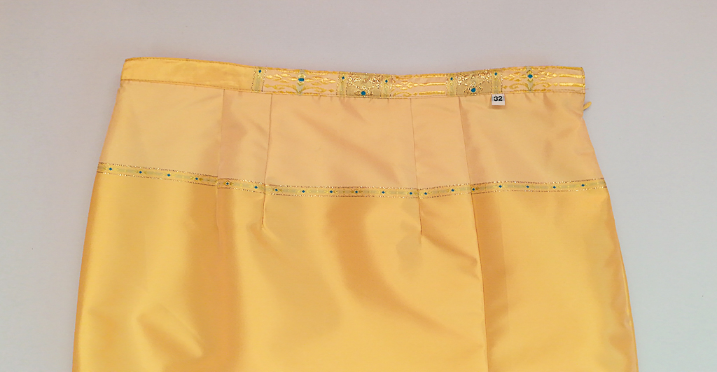 ผ้าถุงไหมสำเร็จรูป (สีเหลือทอง) งานตัดเย็บประณีต อัดผ้ากาวตามสีของผ้าถุง เนื้องานดีเกรด A (รอบเอว 32 นิ้ว)