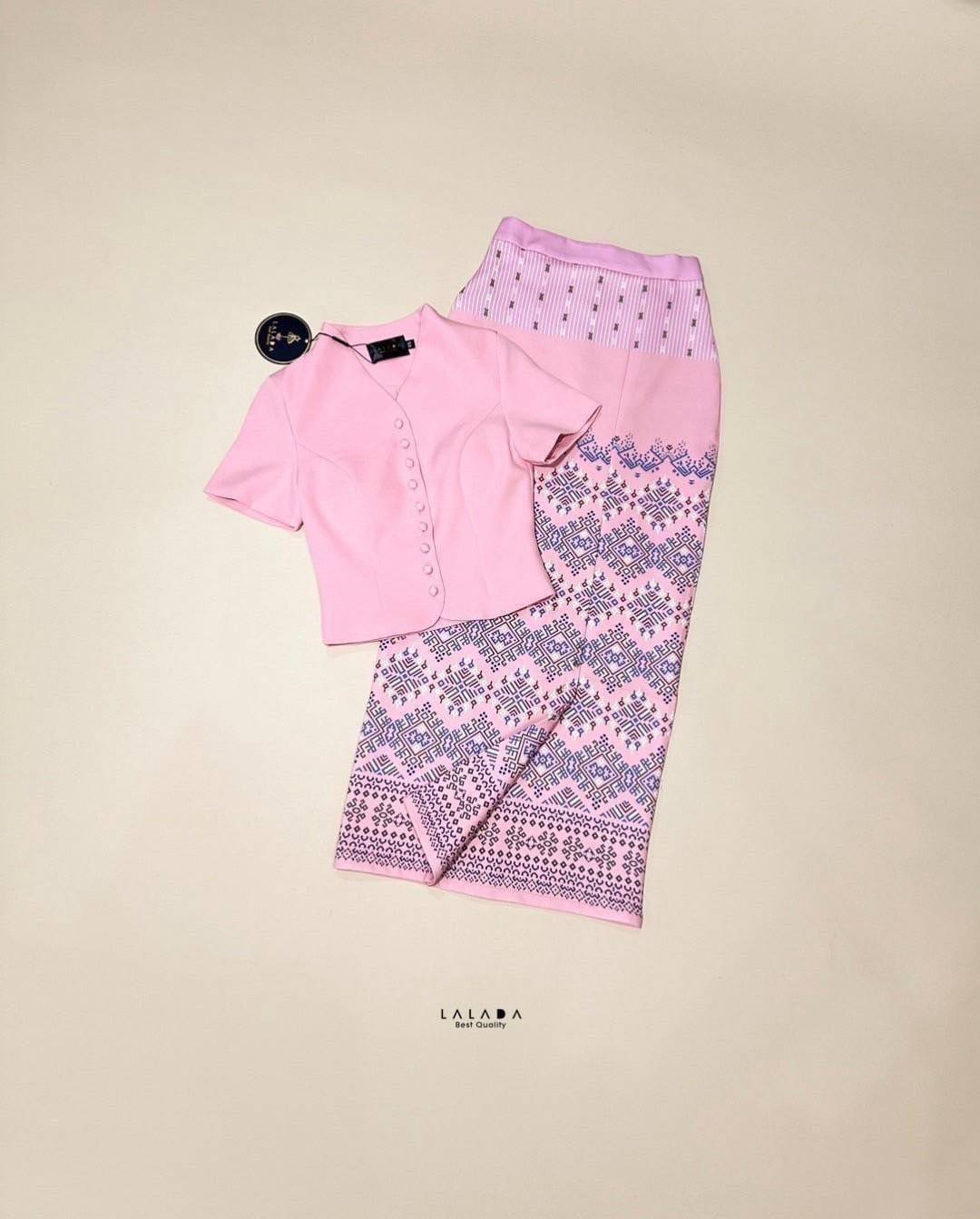 #งามอย่างไทย #ชุดไทย •Detail : set 2 ชิ้น ผ้าไทย ชุดไปทำบุญ ชุดไปงาน พร้อมส่งค่า เสื้อคอวีสีชมพูกระดุมหน้า ช่วงอกเสริมฟองน้ำแมทช์กับผ้าถุงสำเร็จ ผ้าพิมพ์ลายมีซิบหลัง สวมใส่สะดวก สวยหวานฉ่ำๆ งานบุญ งานบวชได้หมดเลยค่ะ