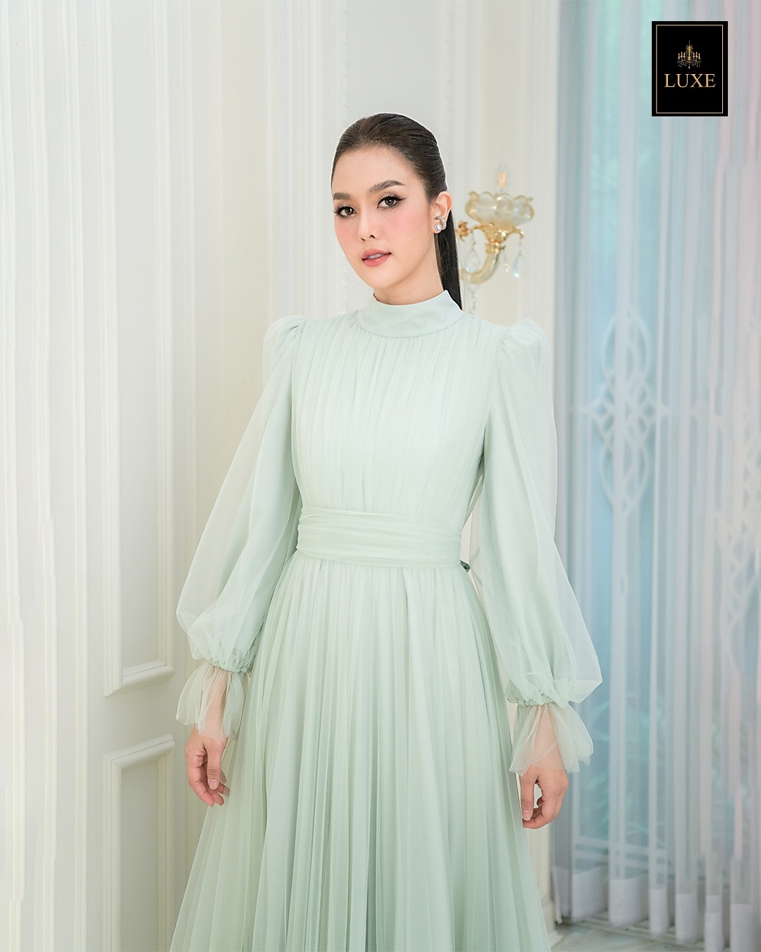 Label : LUXE แม็กซี่เดรสเสื้อคอปีนแขนยาว กระโปรงบานต่อชายรูดระบายรอบตัว มีโบว์ผูกเอว คัตติ้งประณีต มีซิปซ่อนและซับในเต็มตัวรวมแขนเสื้อ ทำจากผ้าเน็ตเนื้อนุ่ม ใส่สบายไม่ระคายผิวค่ะ