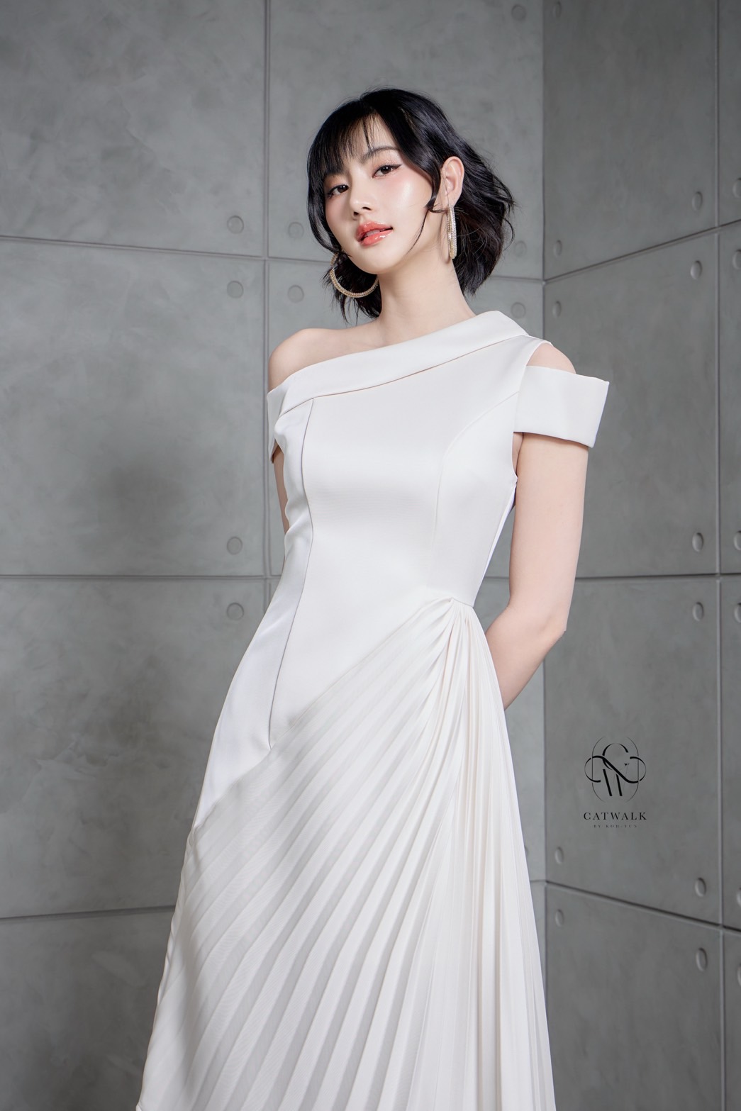 เดรสปาดไหล่แต่งพลีทข้าง เนื้อผ้าเกรดเอ ผ้านุ่มเป็นทรงใส่สบาย ช่วงตัวเป็นทรงเข้ารูปสวย ช่วงบนเป็นทรงปาดไหล่ ลำตัวเป็นทรงเข้ารูป กระโปรงด้านข้างแต่งด้วยผ้าอัดพลีทเฉียงดูแพงมาก