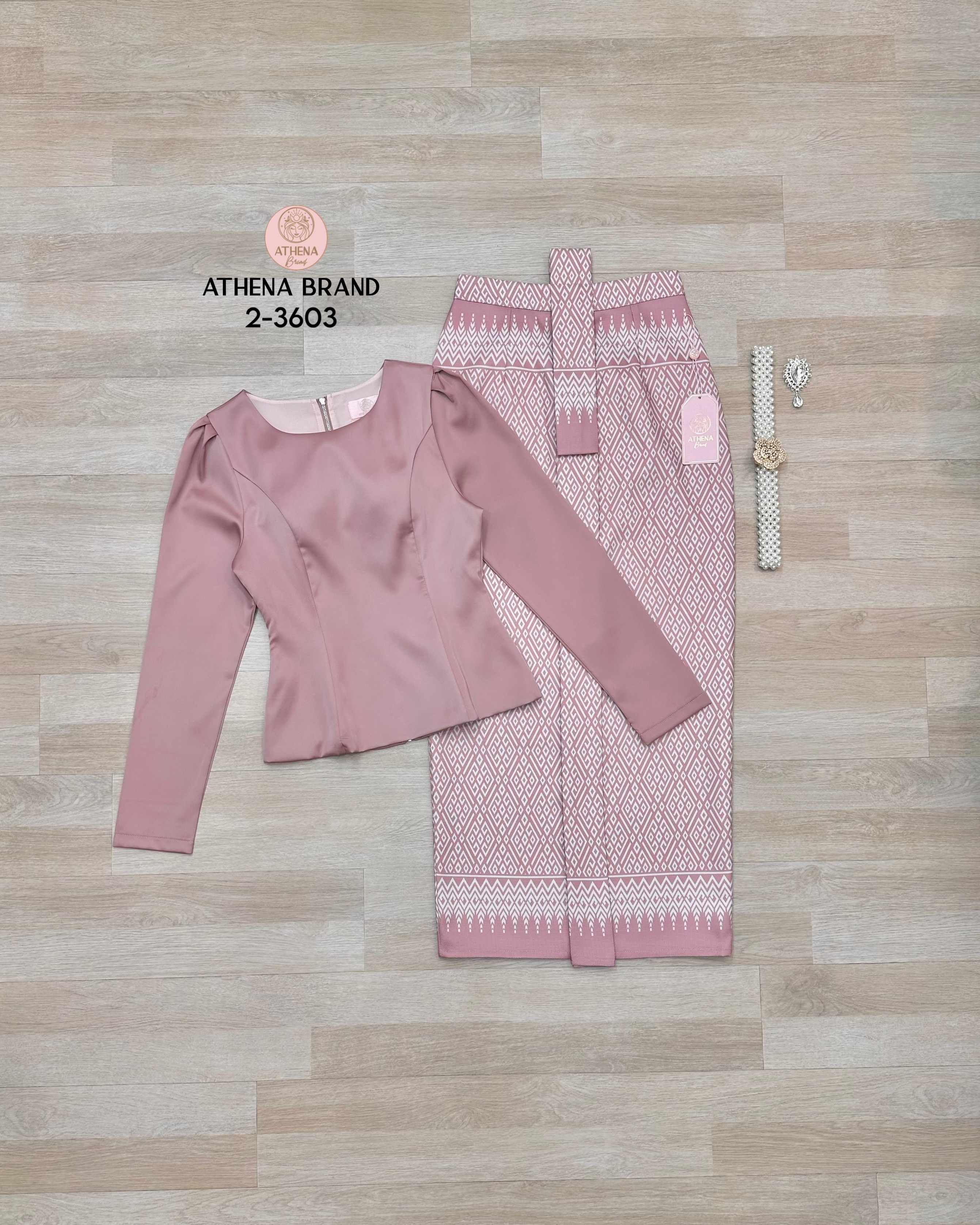 Tag 🔖 :Athena (อธีน่า) Brand Detail :: เสื้อ+กระโปรง+เข็มขัด+เข็มกลัด Set 4 ชิ้นสุดคุ้ม! เสื้อแขนยาวหน้าอกเสริมฟองน้ำจัดทรงสวย ตกแต่งเข็มกลัดเพชร(สามารถถอดออกได้) แมตช์มาคู่กับกระโปรงพิมพ์ลายแต่งทบคล้ายงานผ้าถุงสำเร็จ ชายกระโปรงด้านหลังผ่า เนื้อผ้